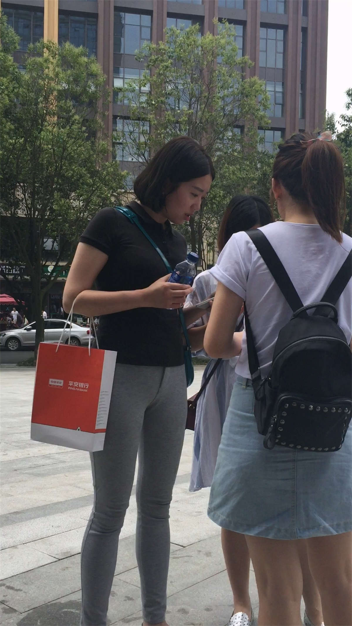 图片[2]-黑T恤紧身裤美女-日更街拍