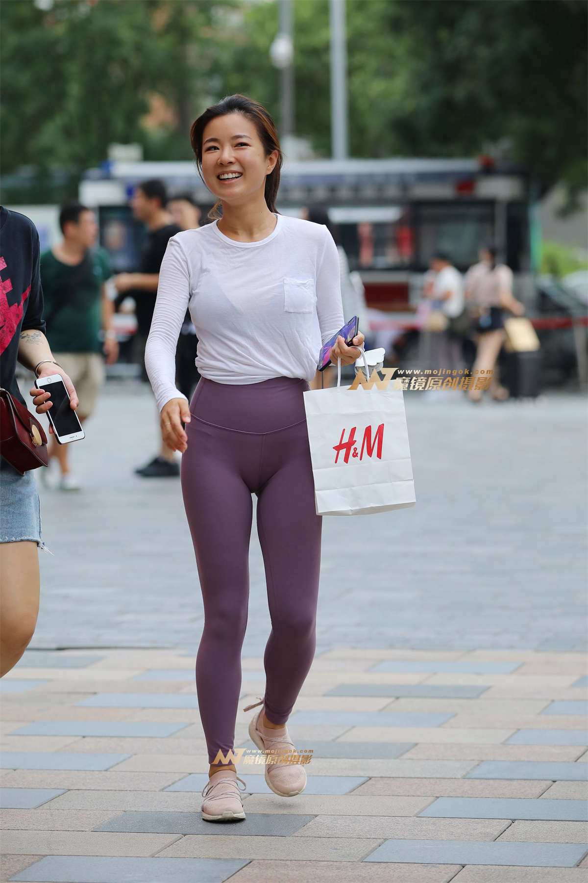 【视觉冲击赛帖】紫色瑜伽紧身裤美臀美女-日更街拍