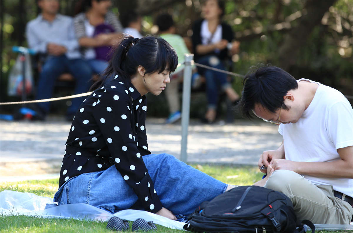 图片[2]-踏青公园街拍系列No.1239 因为是双美足，所以可以任性地让男人为它细心服务-日更街拍