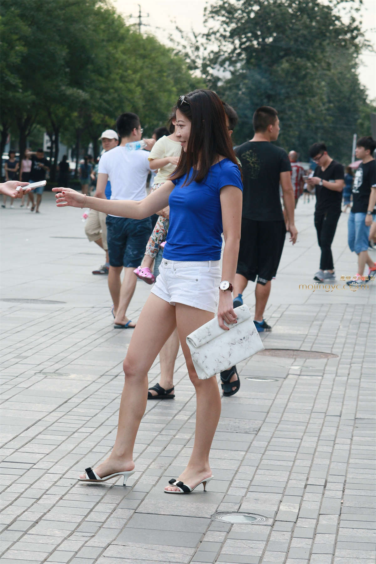 热裤美腿美臀-日更街拍