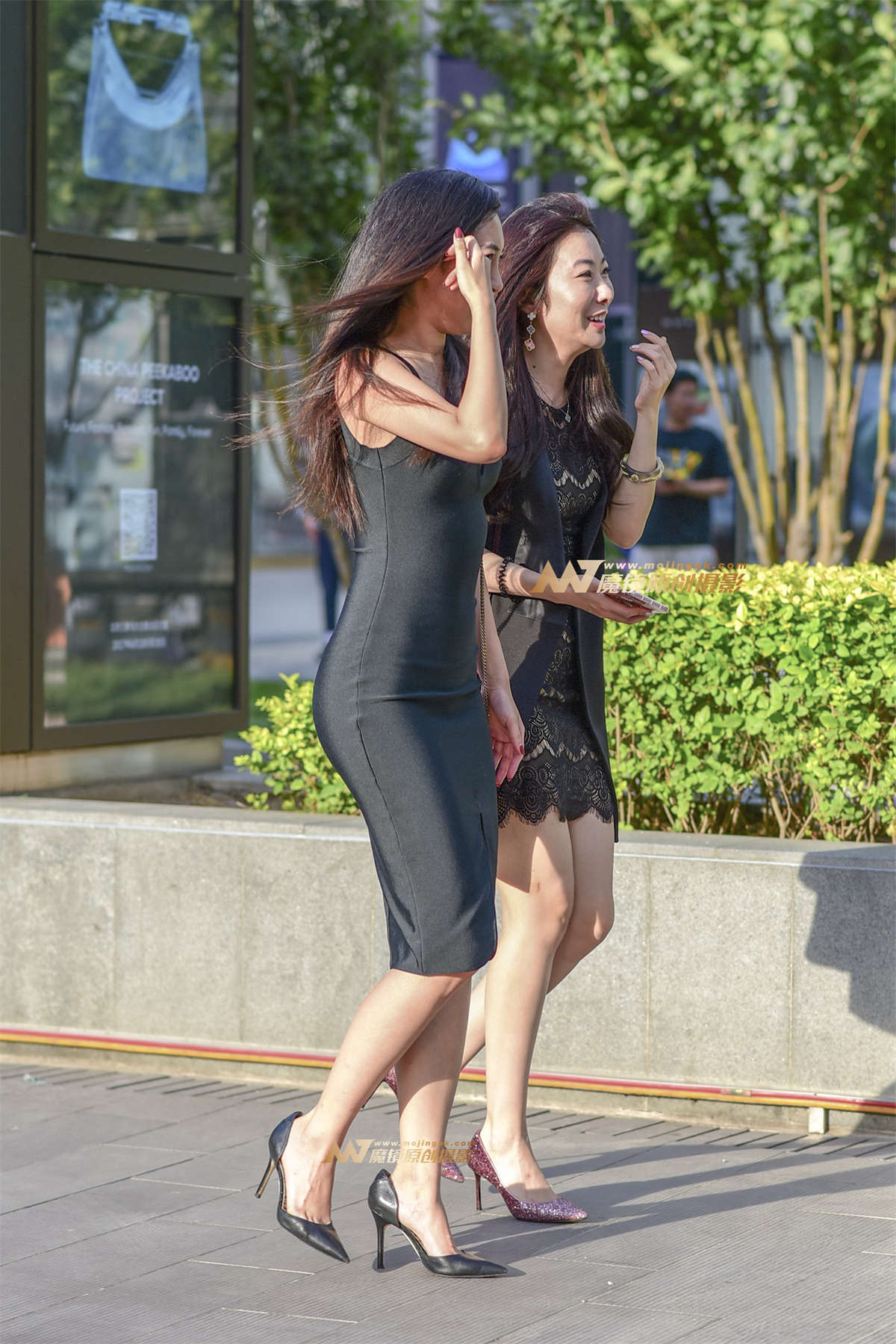 图片[2]-性感吊带紧身裙女郎-日更街拍