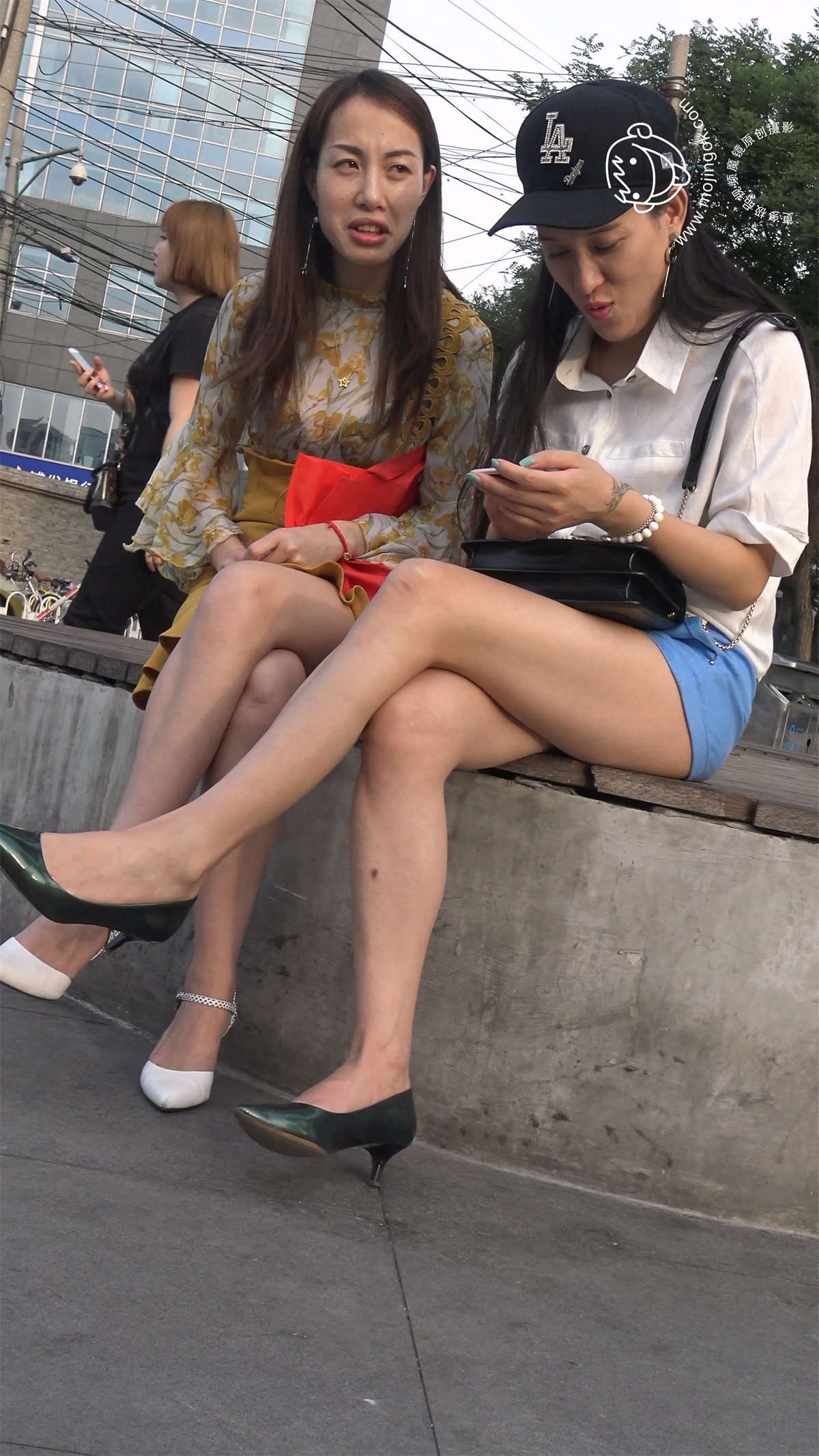 花坛边畅聊的美腿高跟姐妹淘-日更街拍