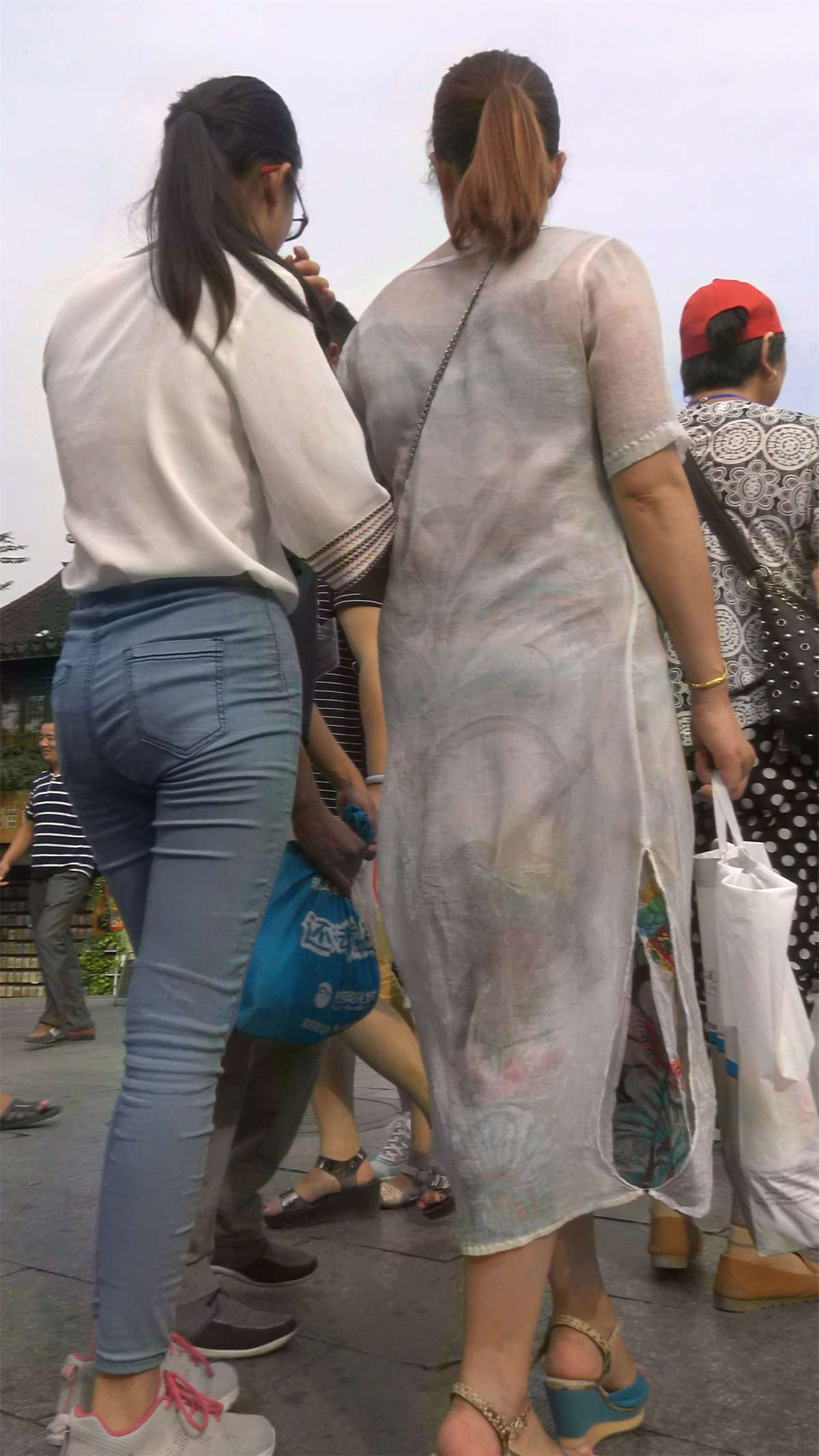 图片[2]-极品紧身蓝牛白衬衫运动鞋街拍学生妹-日更街拍