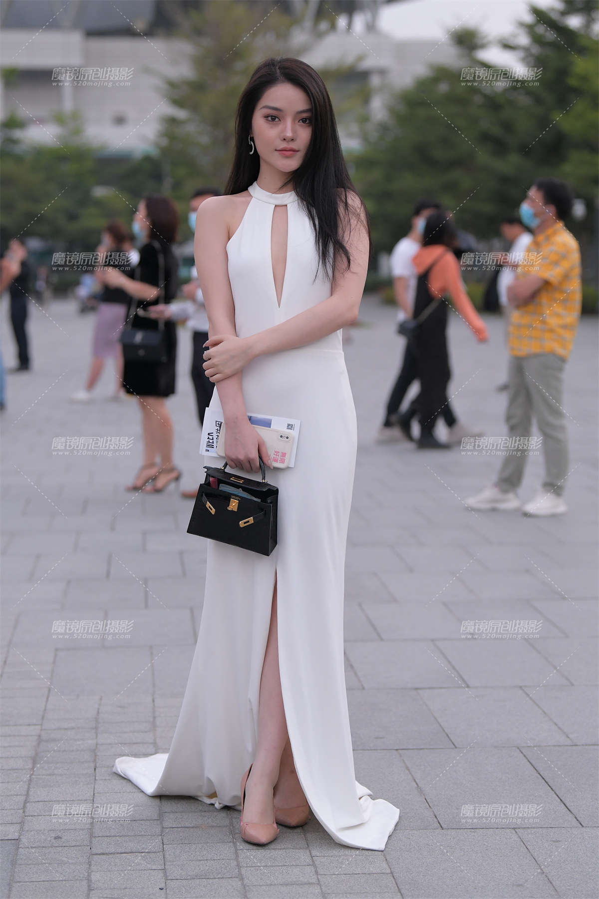 端庄而性感的美女-日更街拍