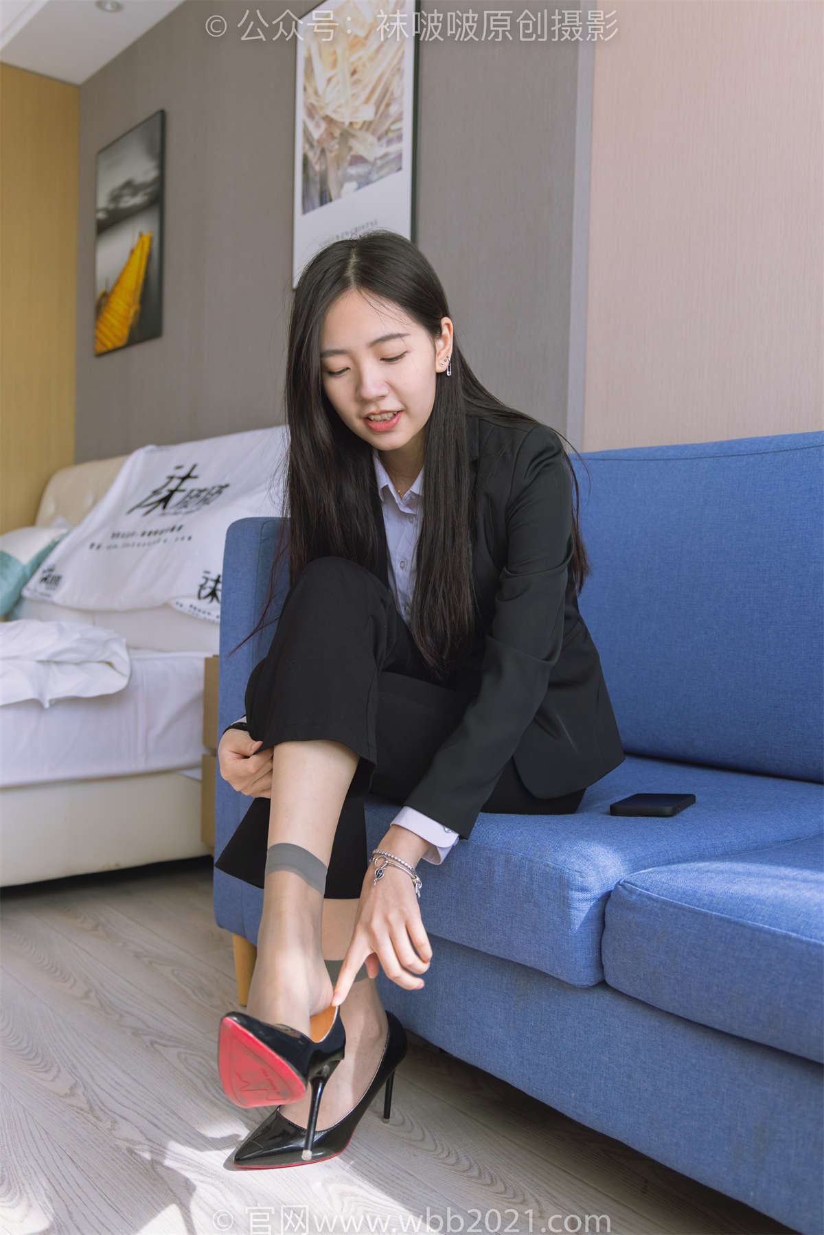 图片[2]-袜啵啵 No.245 小甜豆-高跟鞋、短灰丝（脚尖加固款）、半蹲镜头较多 花絮版-日更街拍