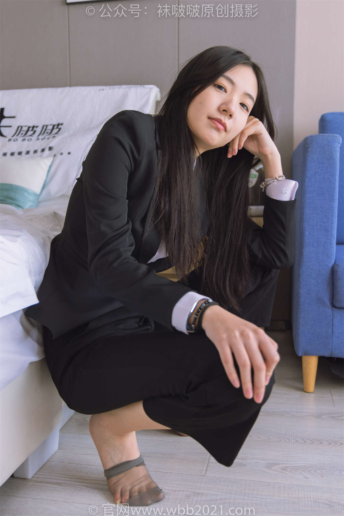 袜啵啵 No.245 小甜豆-高跟鞋、短灰丝（脚尖加固款）、半蹲镜头较多 花絮版-日更街拍