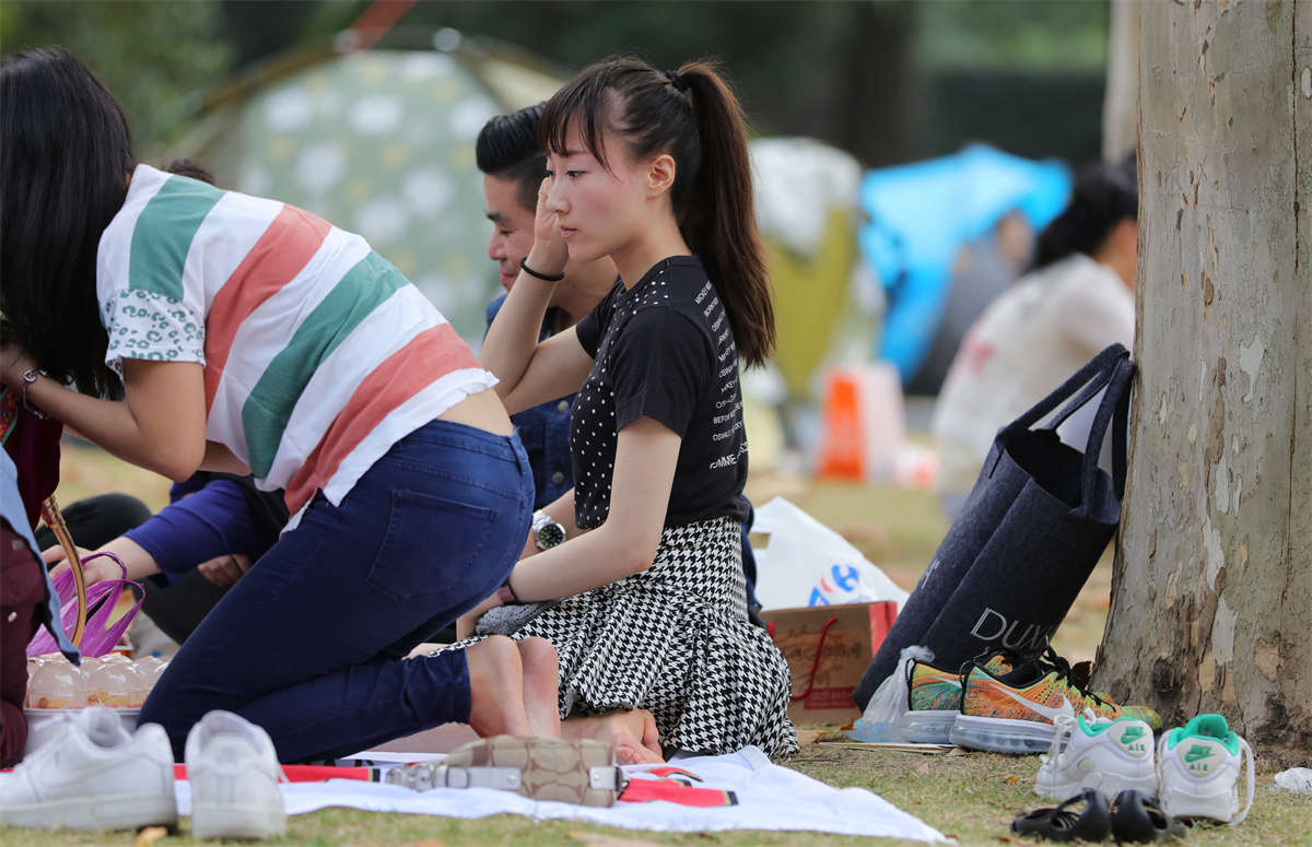 图片[2]-踏青公园街拍系列No.1047 漂亮女孩露脚太少，硬生生毁了一套大作-日更街拍