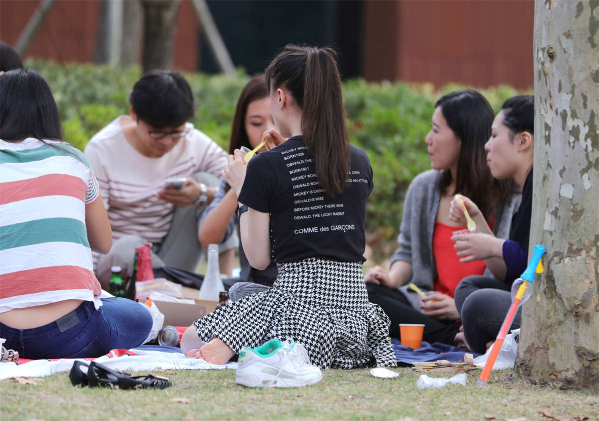 踏青公园街拍系列No.1047 漂亮女孩露脚太少，硬生生毁了一套大作-日更街拍