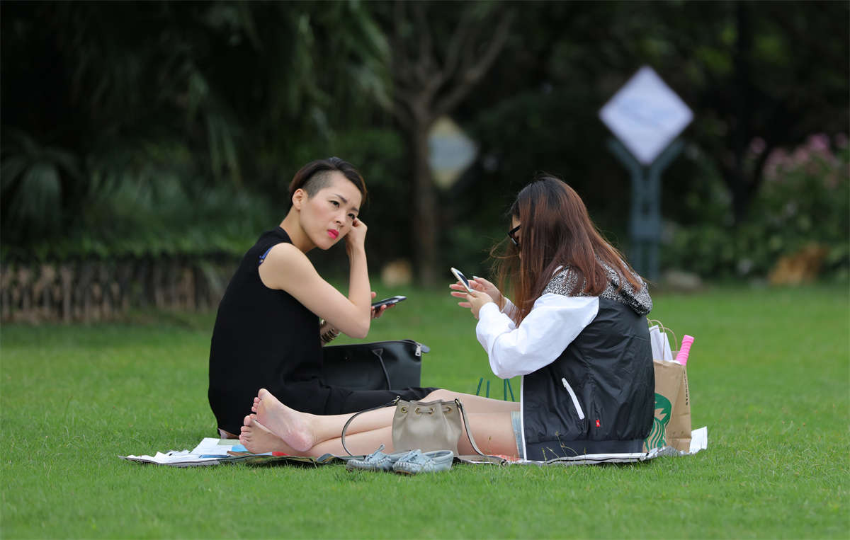 图片[2]-踏青公园街拍系列No.976 冷艳的时尚少妇露出骨感足底-日更街拍