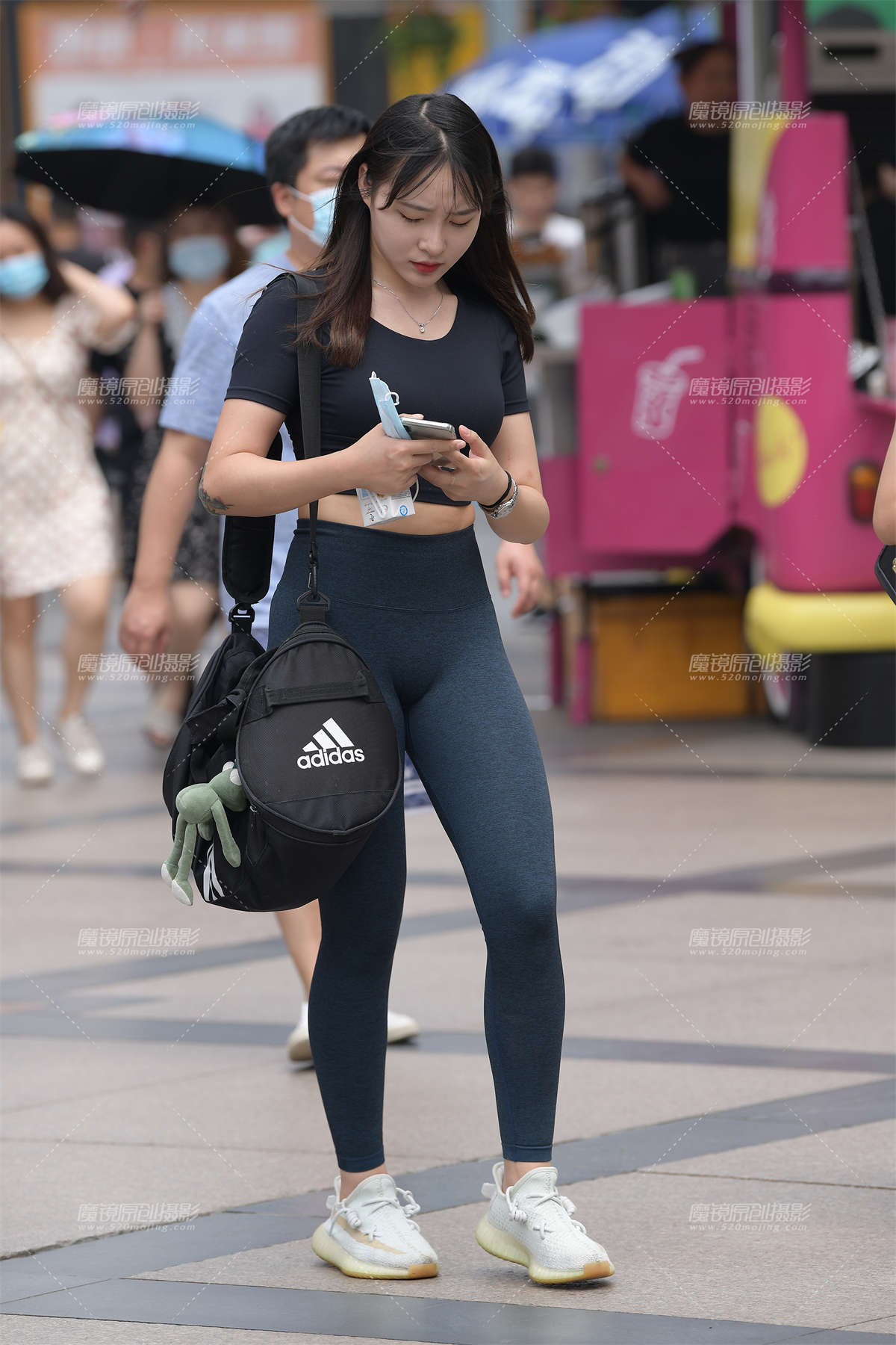 【视觉冲击赛贴】紧身翘臀美女-日更街拍