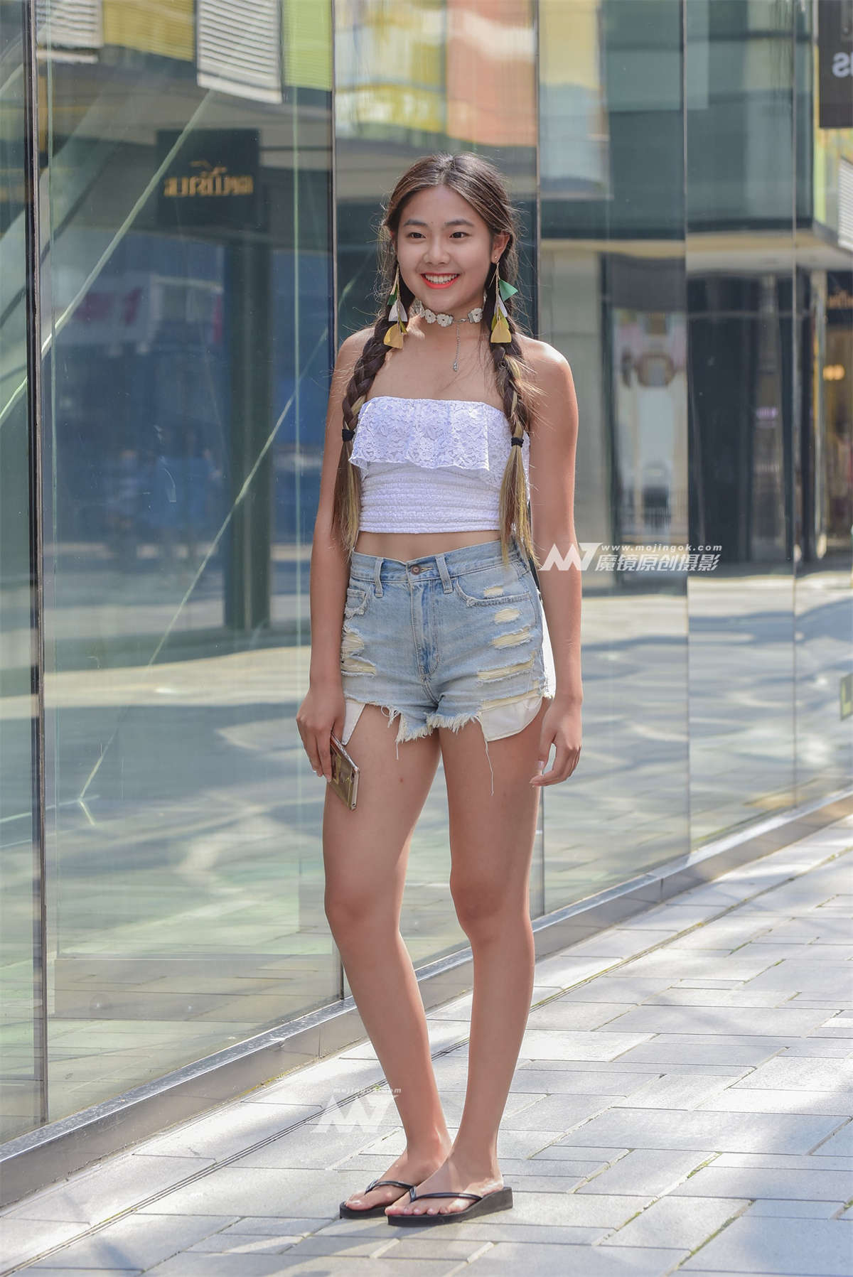 性格开朗的热裤萌妹纸-日更街拍