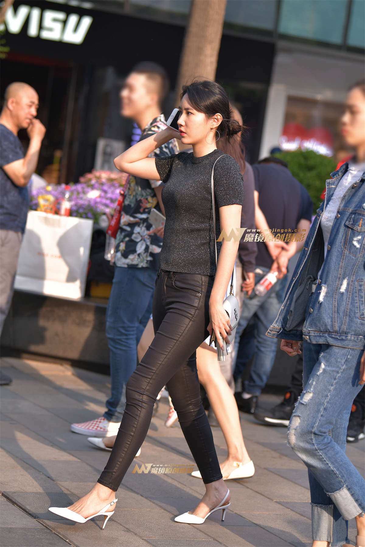 【红石赛帖】性感紧身黑色牛仔裤美女-日更街拍