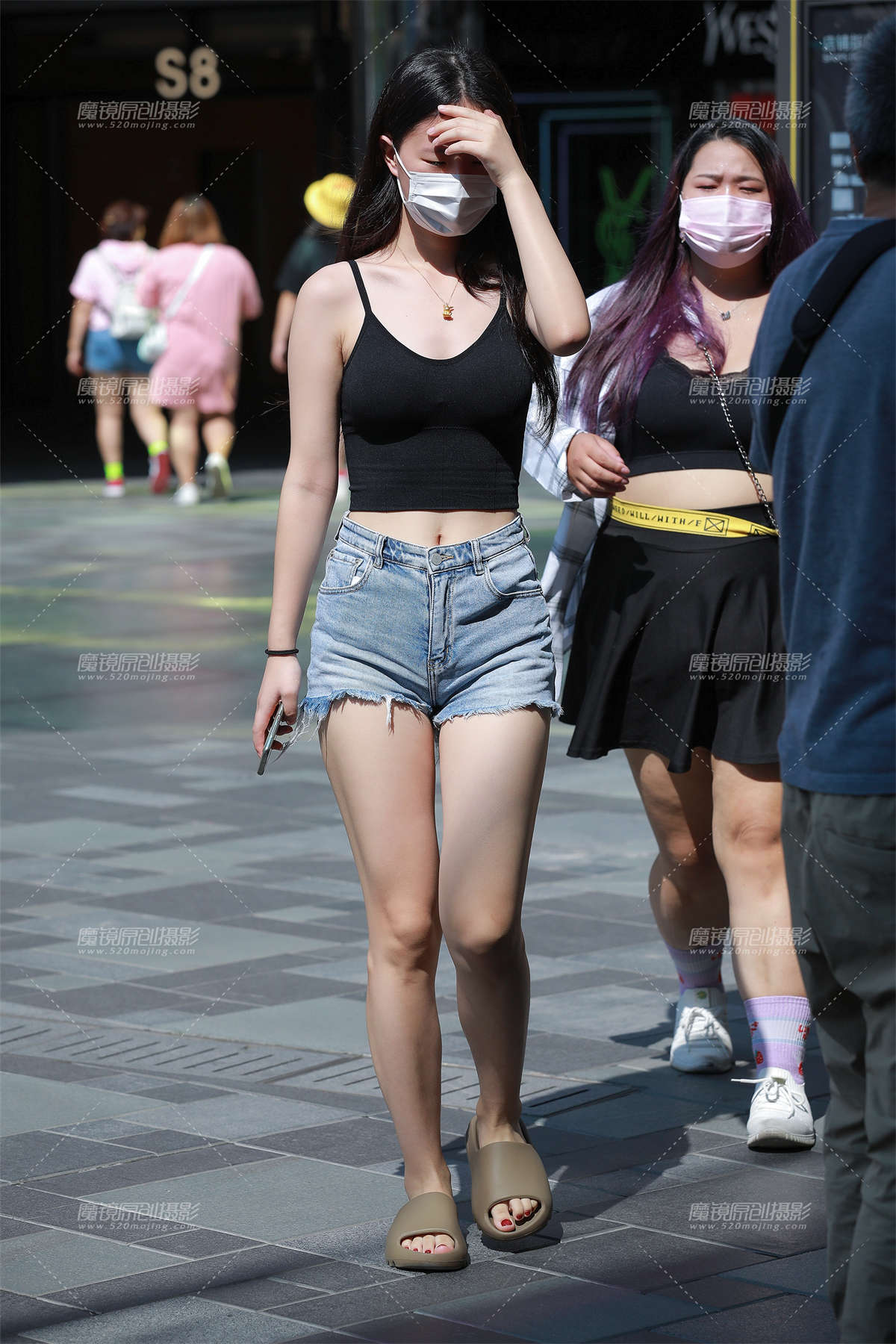 【玻璃街拍】阳光下的热裤小妹-日更街拍