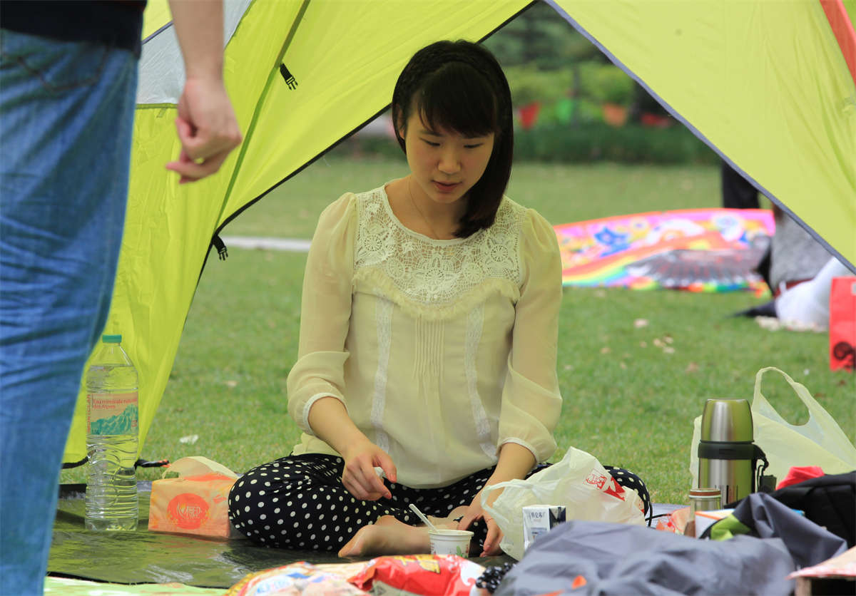 图片[2]-踏青公园街拍系列No.1240 学生MM的一双修长素足，让你看完丝足再看裸足-日更街拍