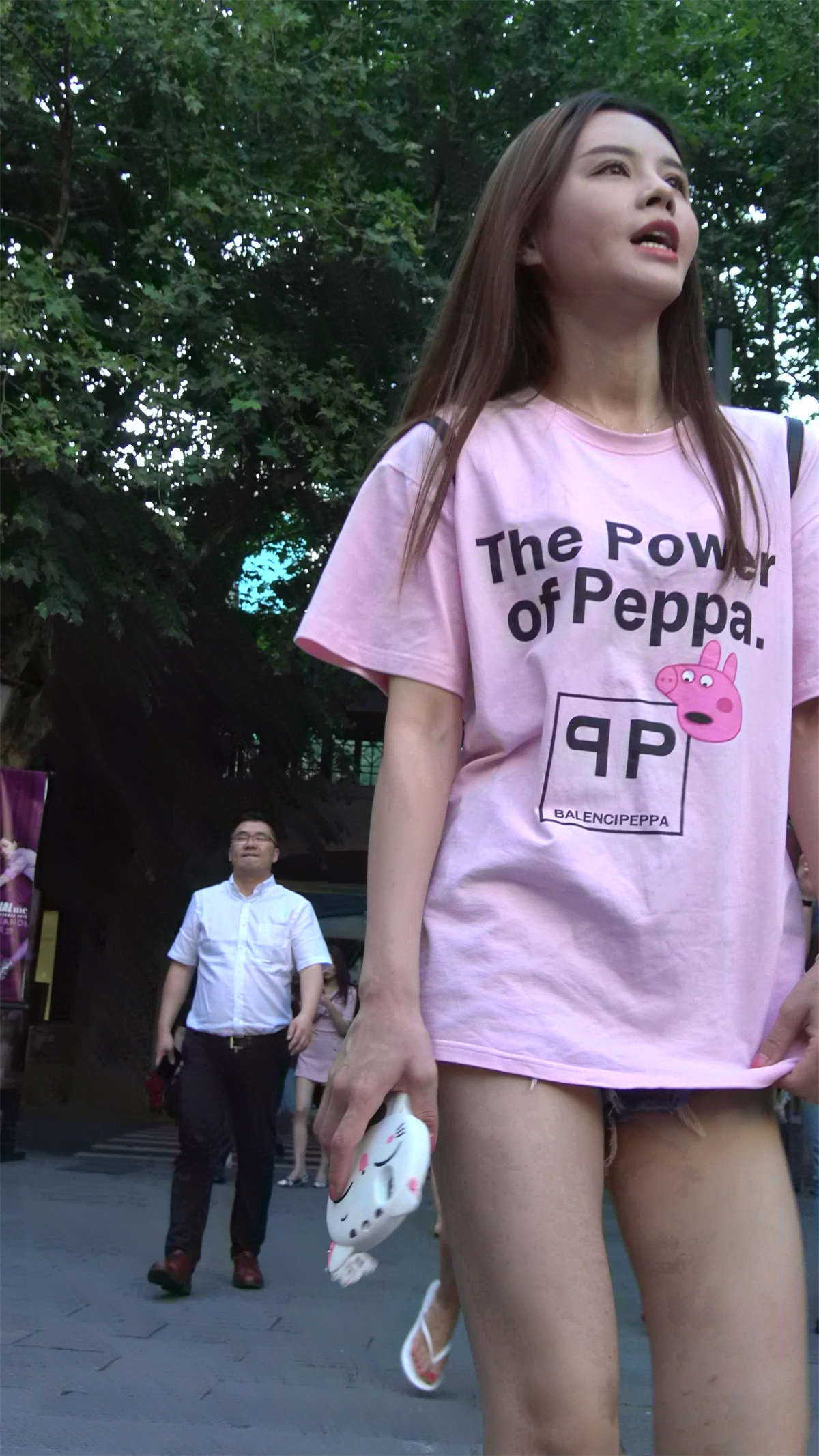 超短热裤长款T恤街拍美腿高颜值姐妹-日更街拍