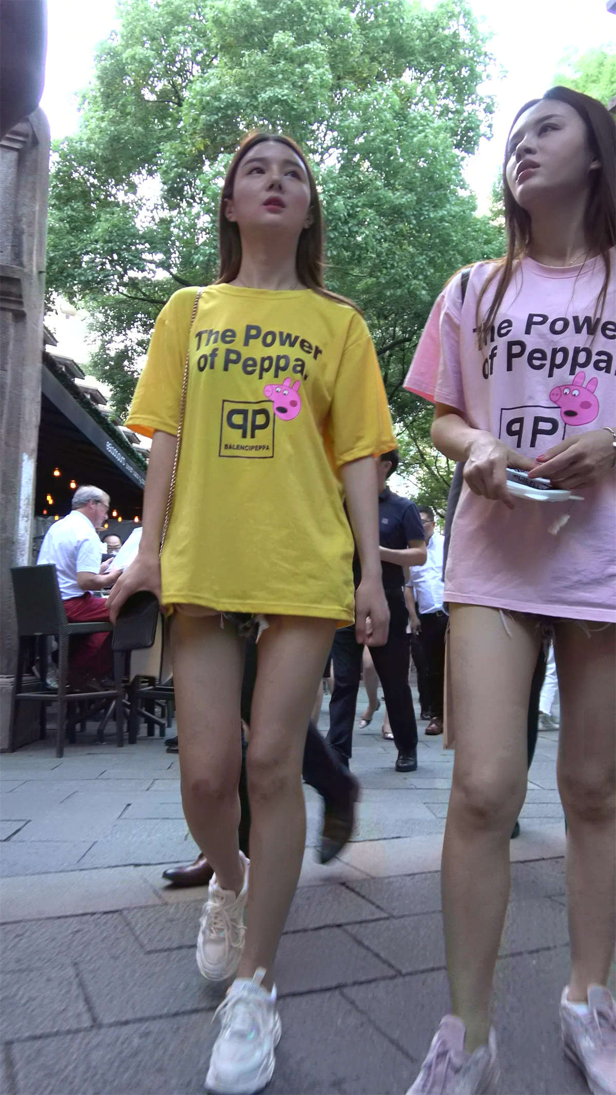 图片[2]-超短热裤长款T恤街拍美腿高颜值姐妹-日更街拍