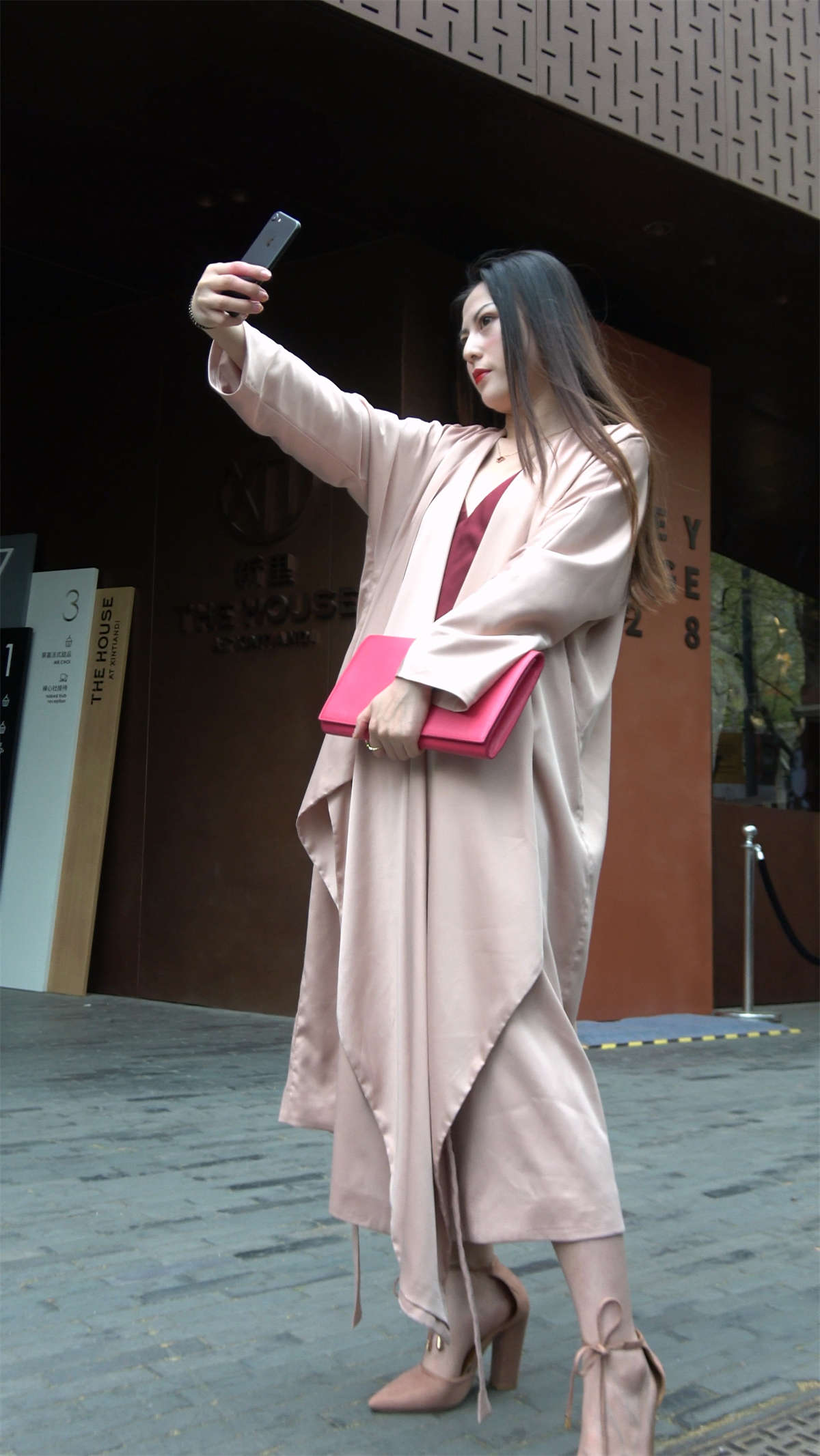 图片[2]-性感深红色露背裙美女-日更街拍