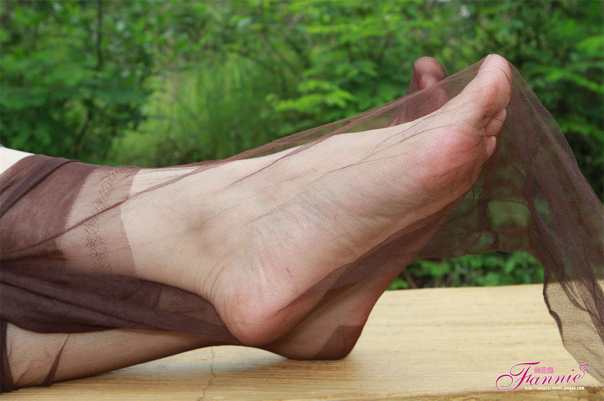 图片[2]-Fannie芬妮美足园NO.38 薄如蝉翼轻若烟（咖啡纯丝）-日更街拍