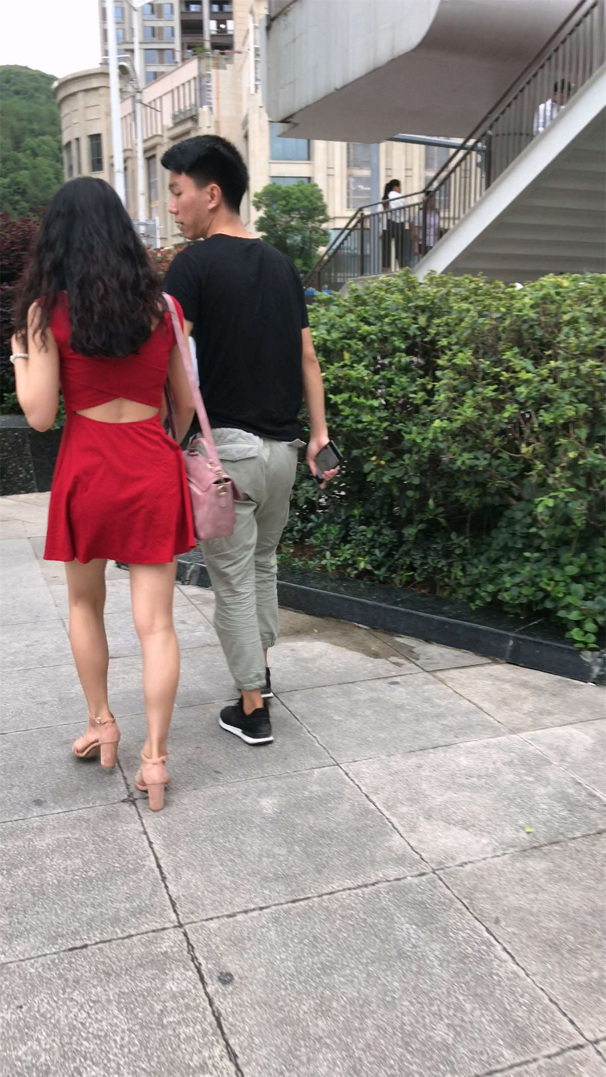 红色连衣裙凉高跟美女-日更街拍
