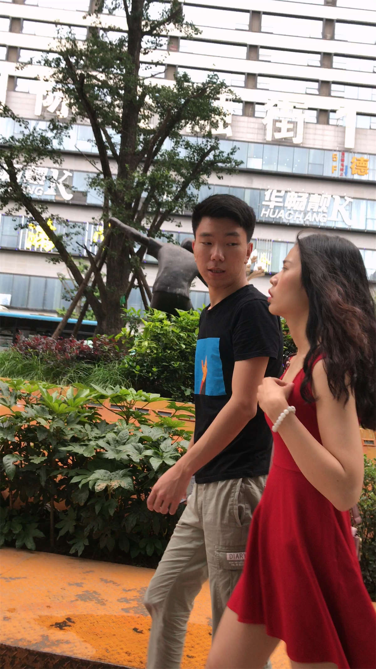 图片[2]-红色连衣裙凉高跟美女-日更街拍