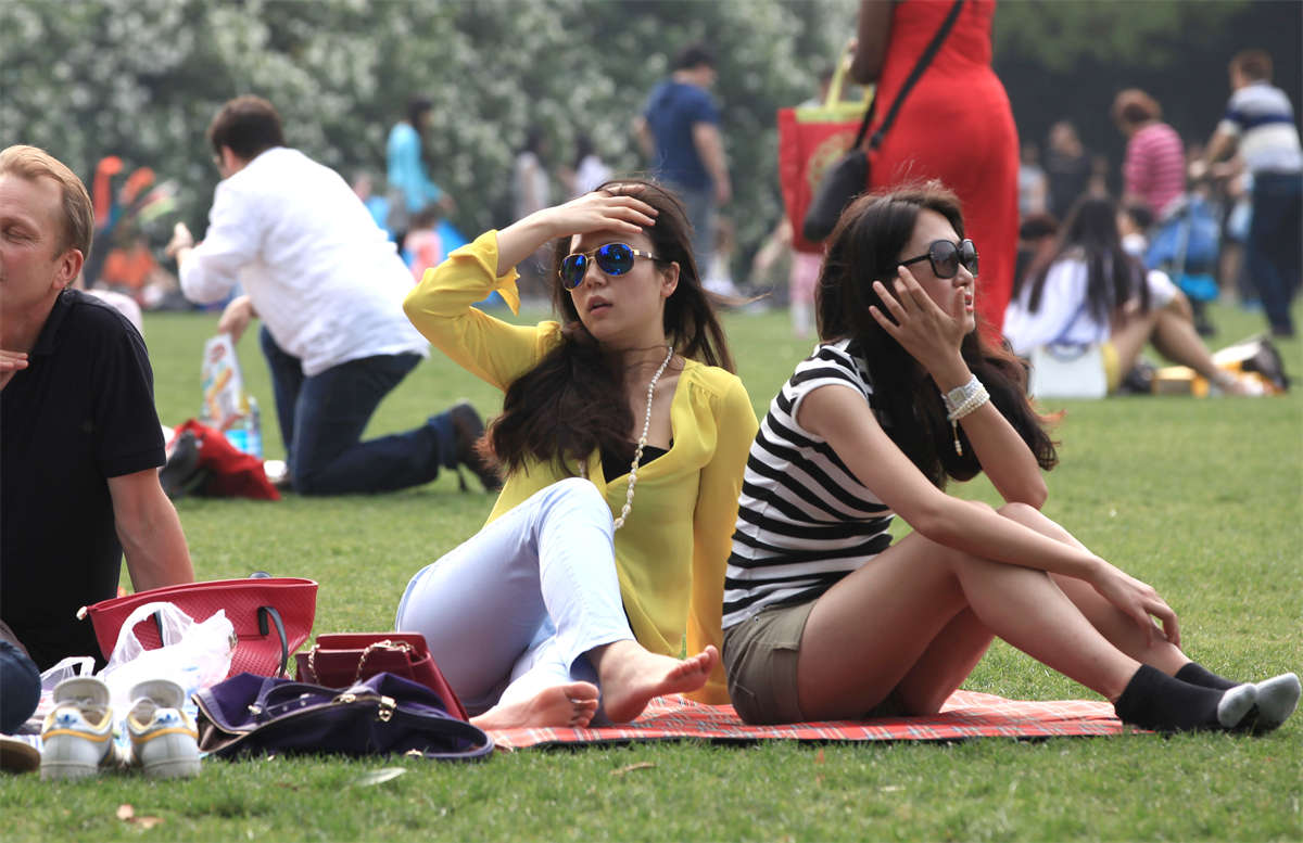 图片[2]-踏青公园街拍系列No.977 出挑的黄衣美女，老远就盯上她了-日更街拍