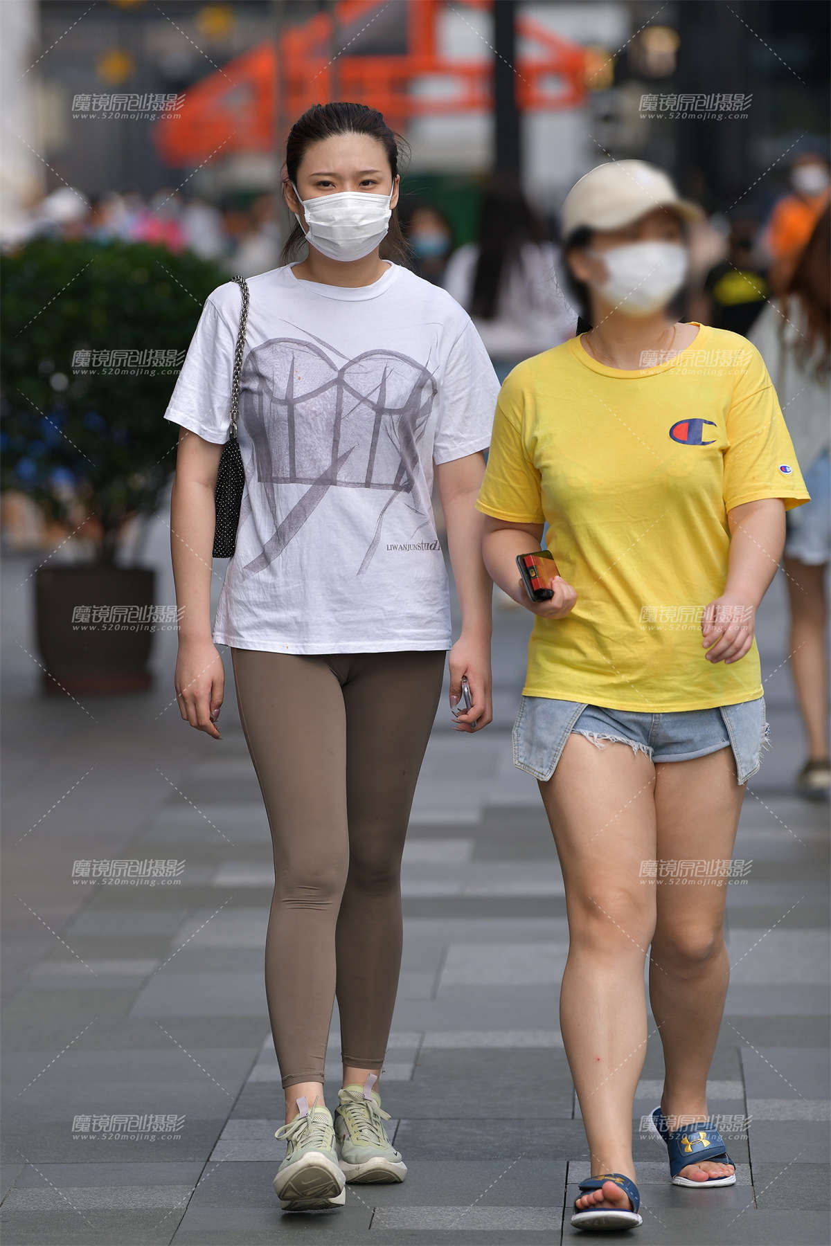 【视觉冲击赛贴】卡其色紧身裤-日更街拍