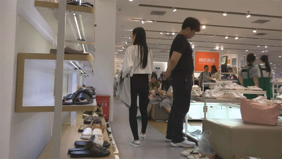 图片[2]-超好看美脚美女试穿系带平底鞋穿袜子-日更街拍