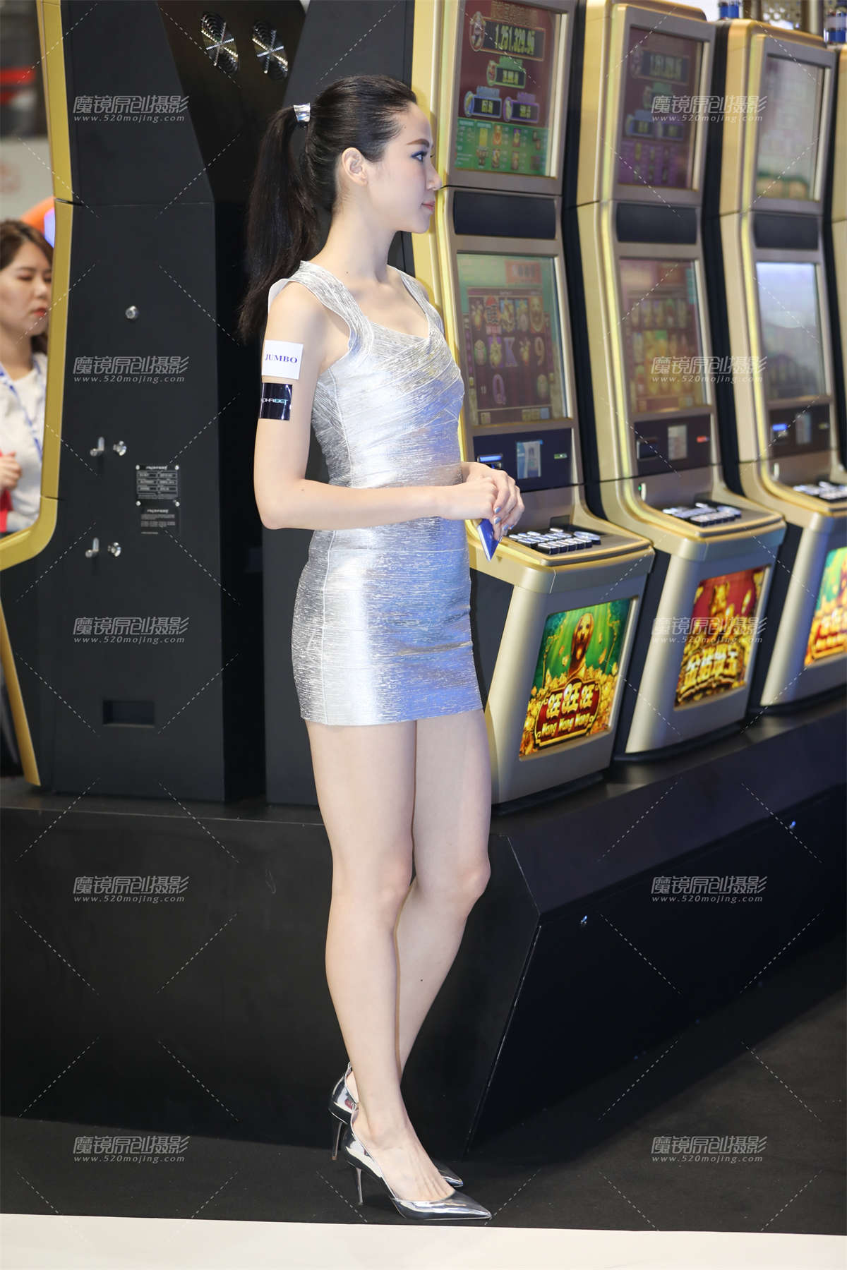 银色连衣裙模特-日更街拍