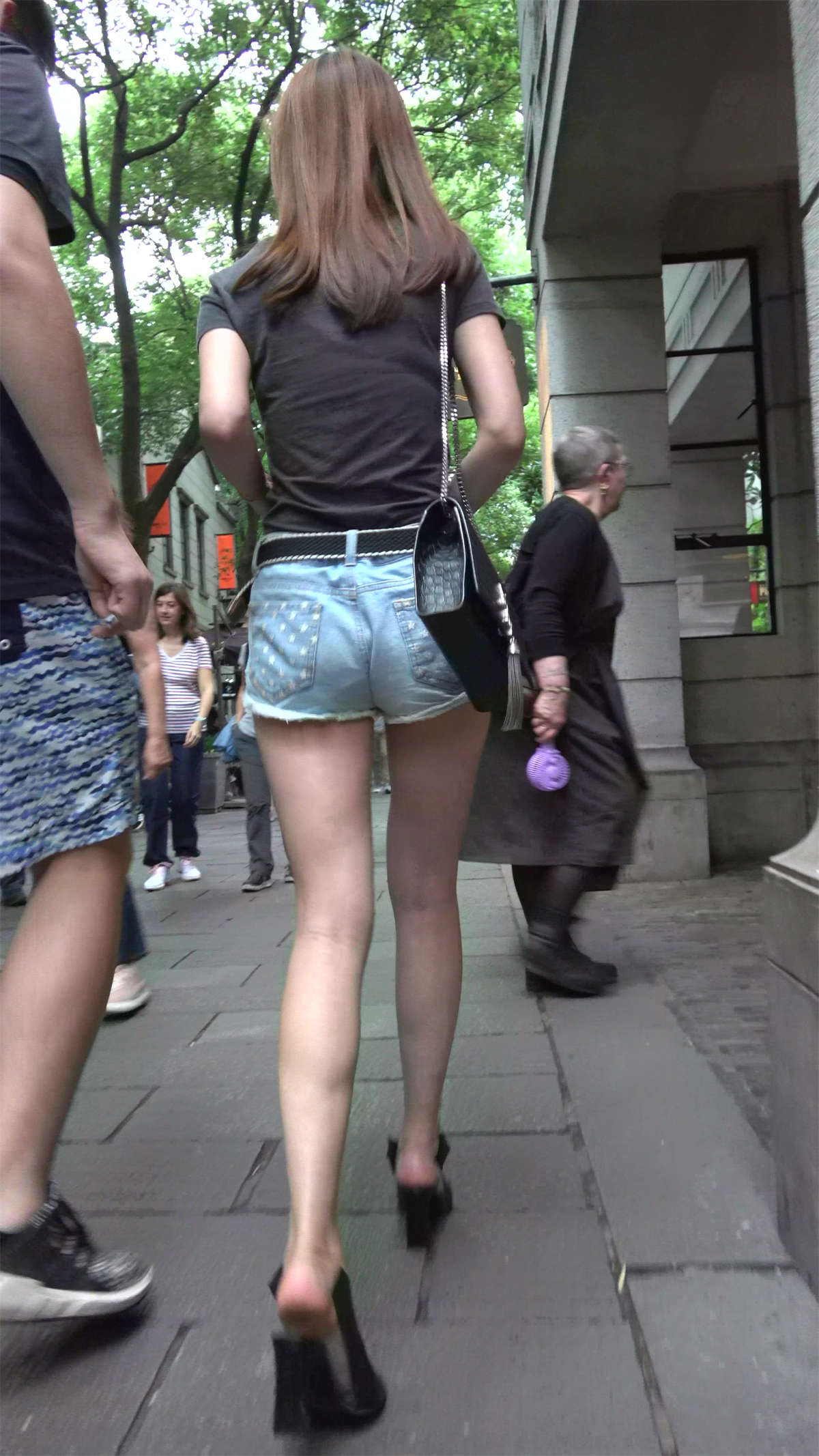 图片[2]-貌美如花的街拍热裤气质美女小姐姐-日更街拍