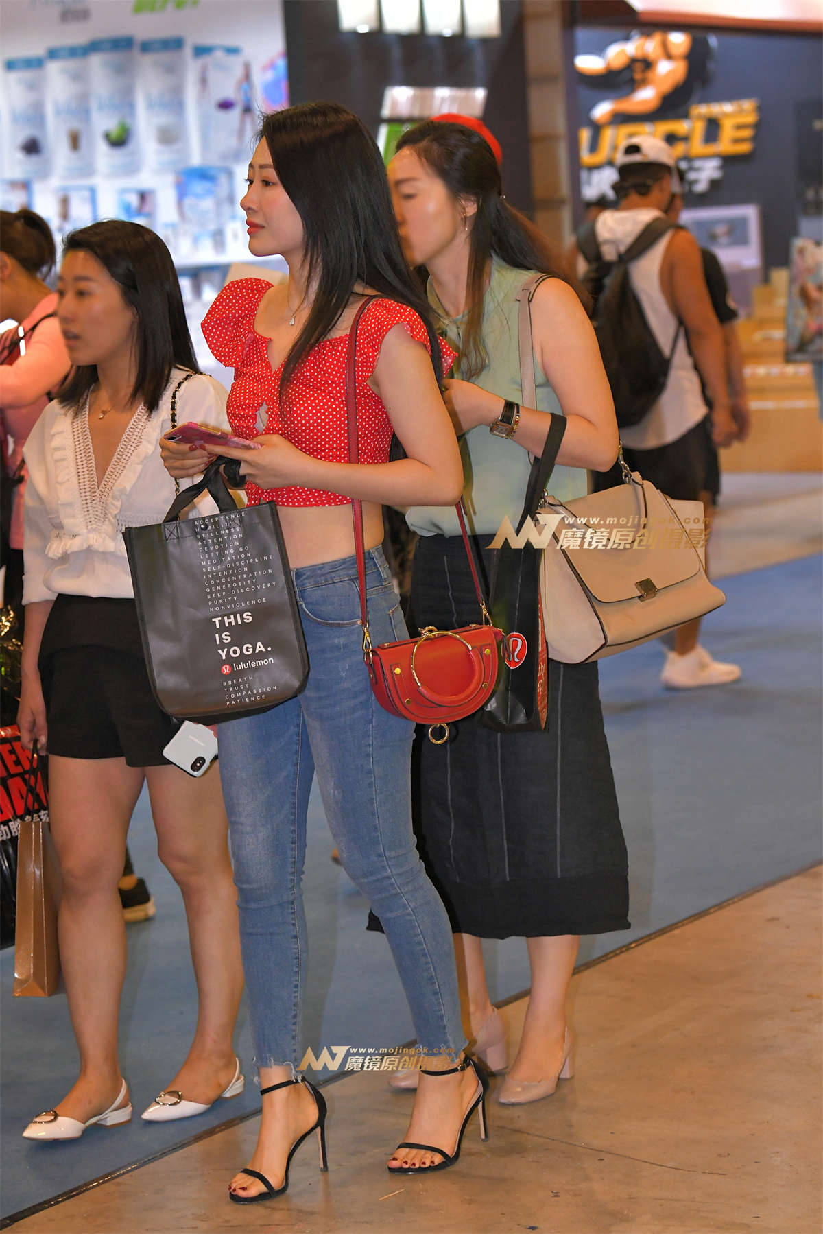 【红石赛帖】性感紧身牛仔裤美女-日更街拍