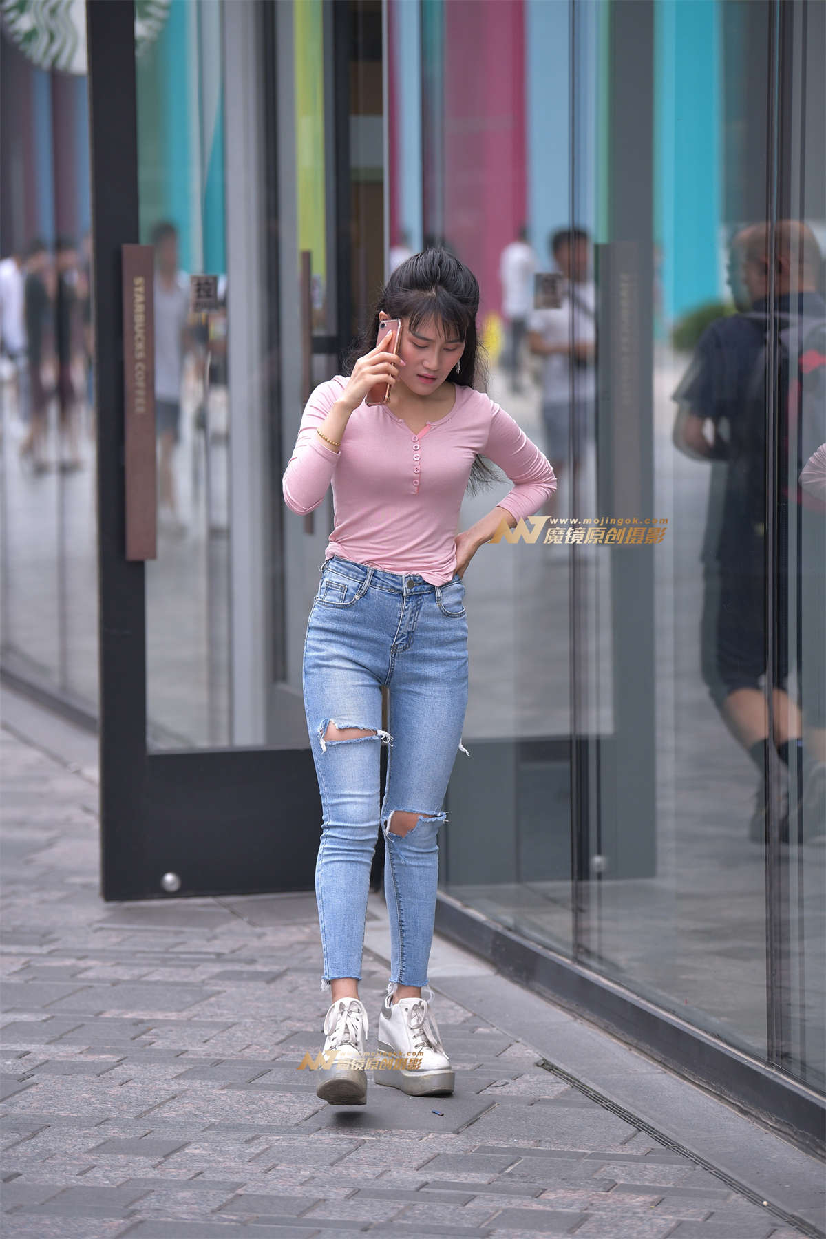 聊电话中的紧牛小姐姐-日更街拍