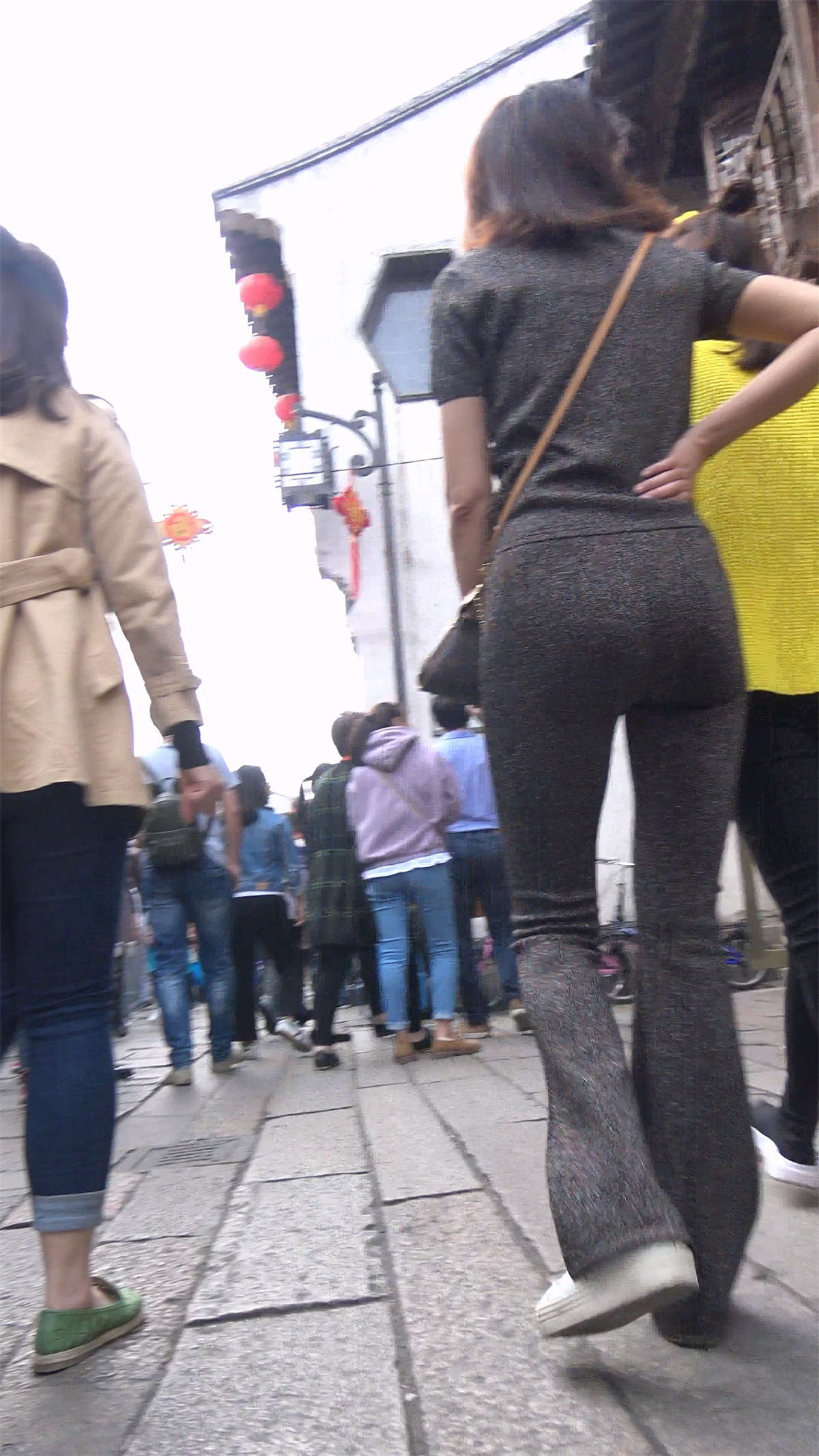 图片[2]-紧身裤成熟美女-日更街拍