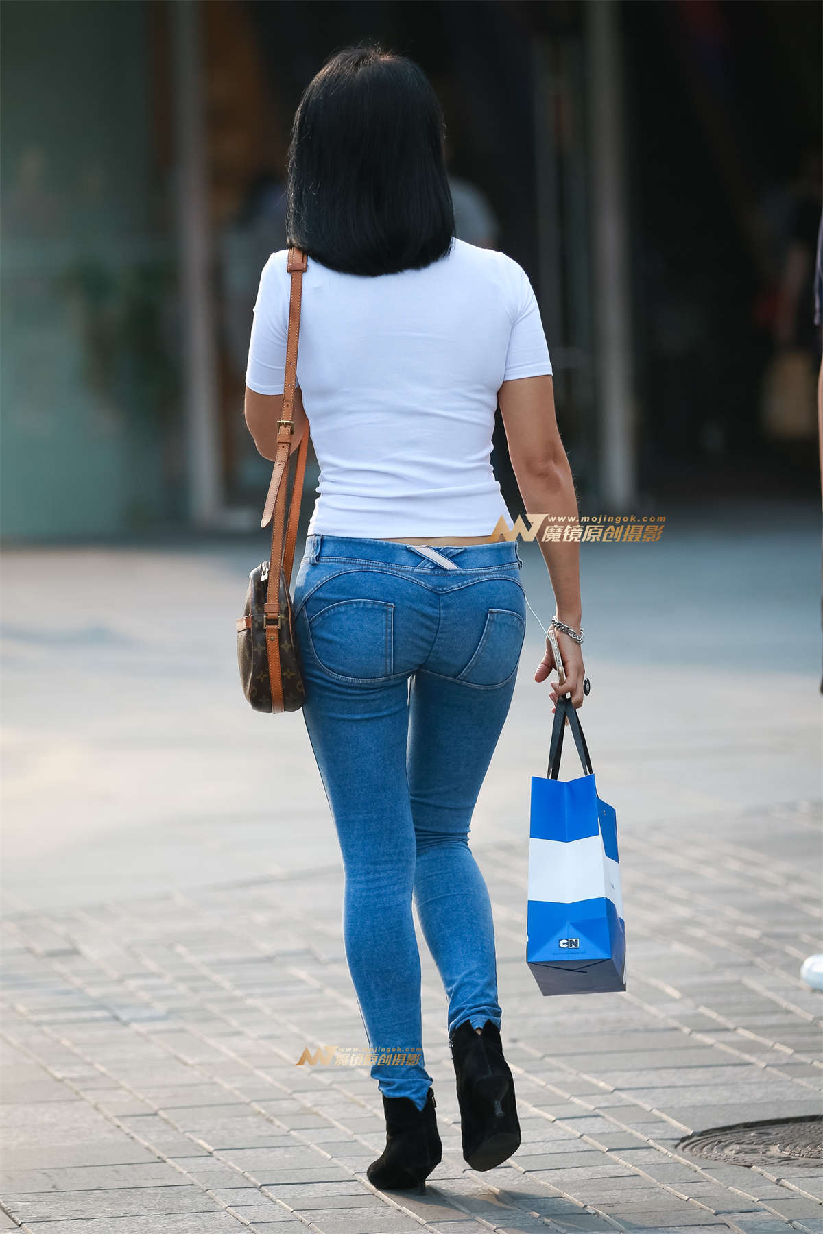 图片[2]-长得一般 唯一亮点牛仔美臀裤-日更街拍