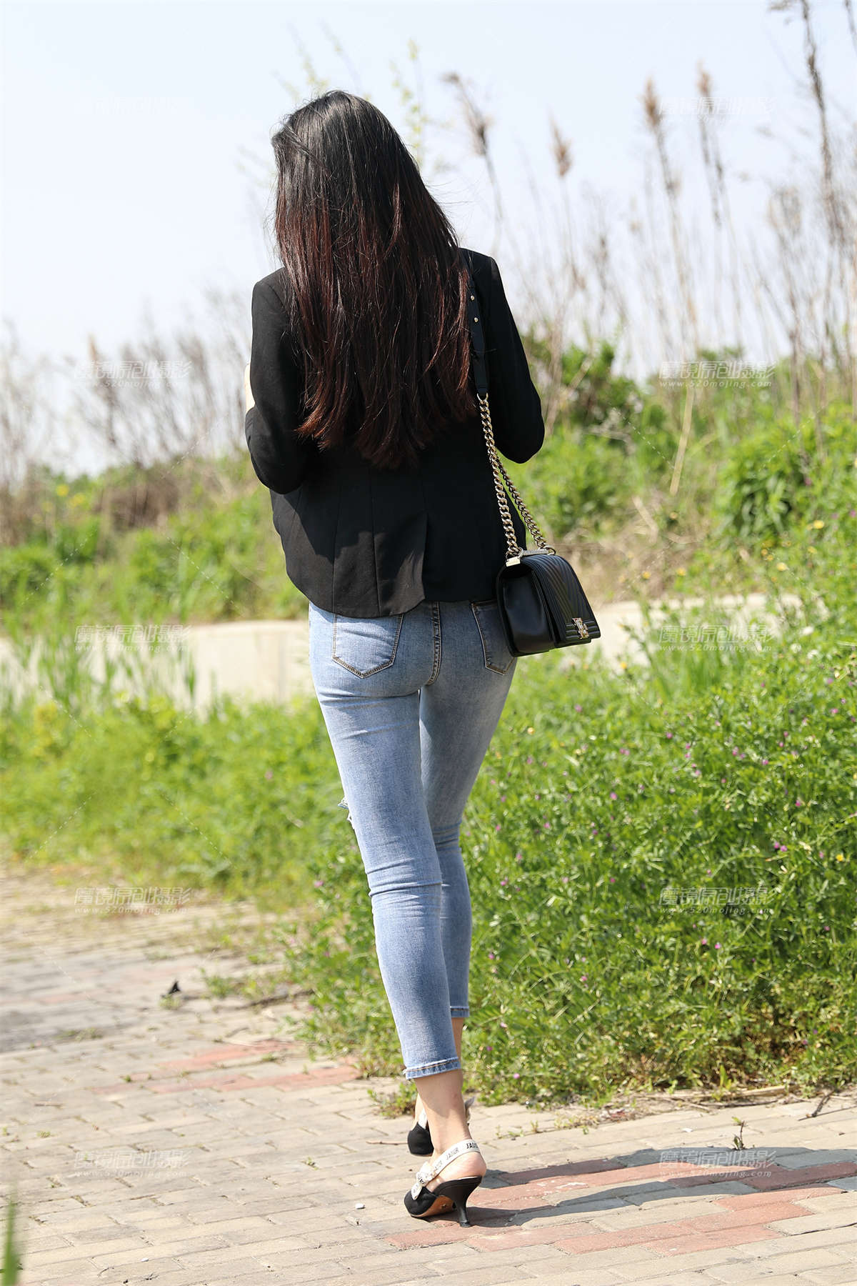 淡蓝色牛仔裤美女插图1