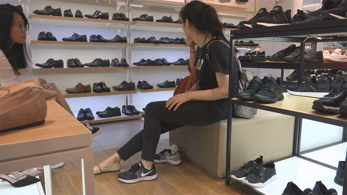妈妈带着女儿来商场试穿鞋试完鞋后穿上白色袜子-日更街拍