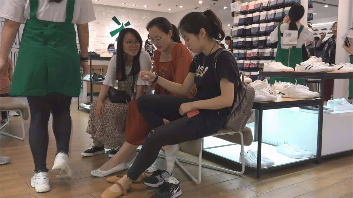 图片[2]-妈妈带着女儿来商场试穿鞋试完鞋后穿上白色袜子-日更街拍