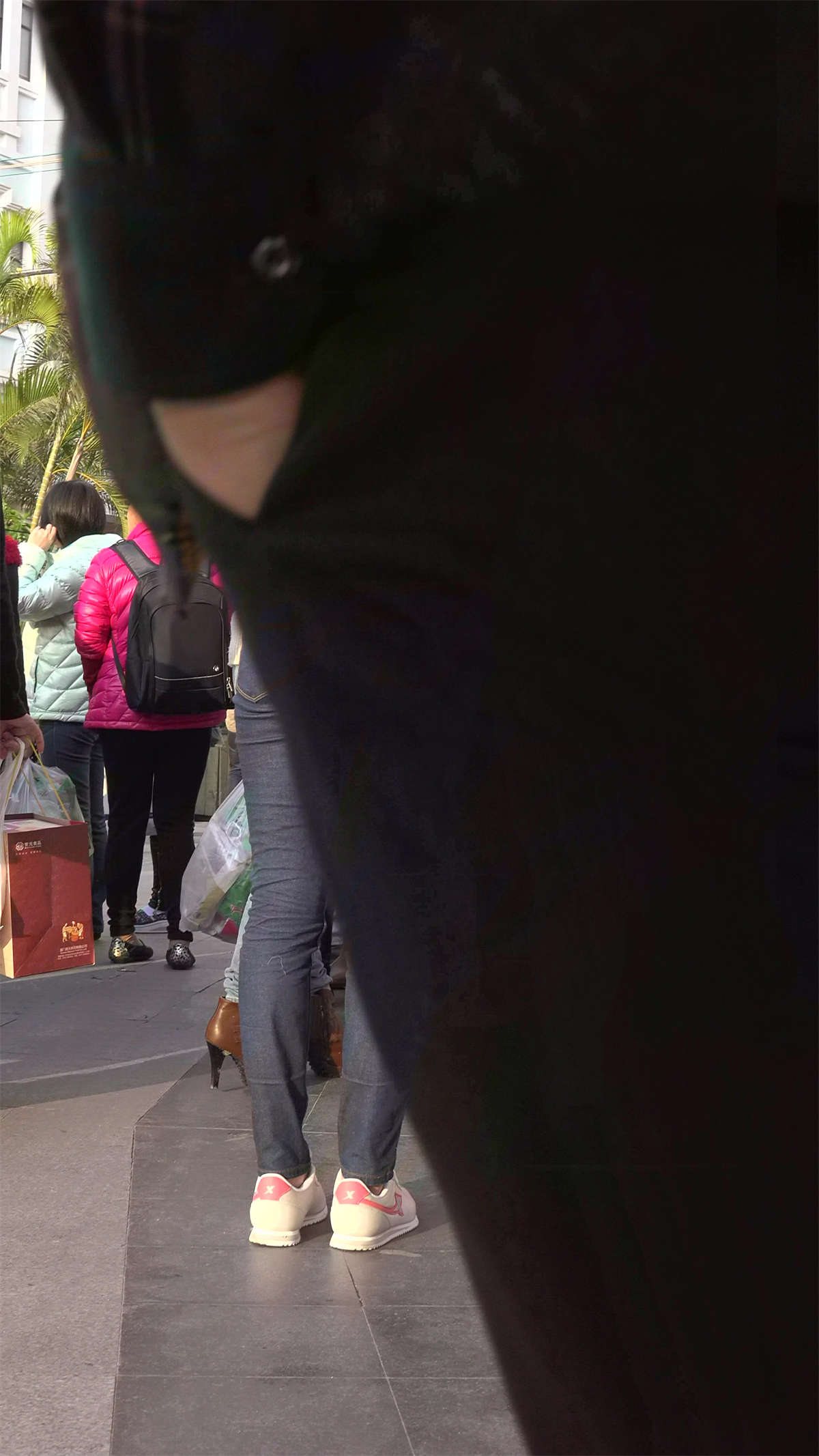 米色外套超级紧身牛仔裤漂亮美女姐姐-日更街拍