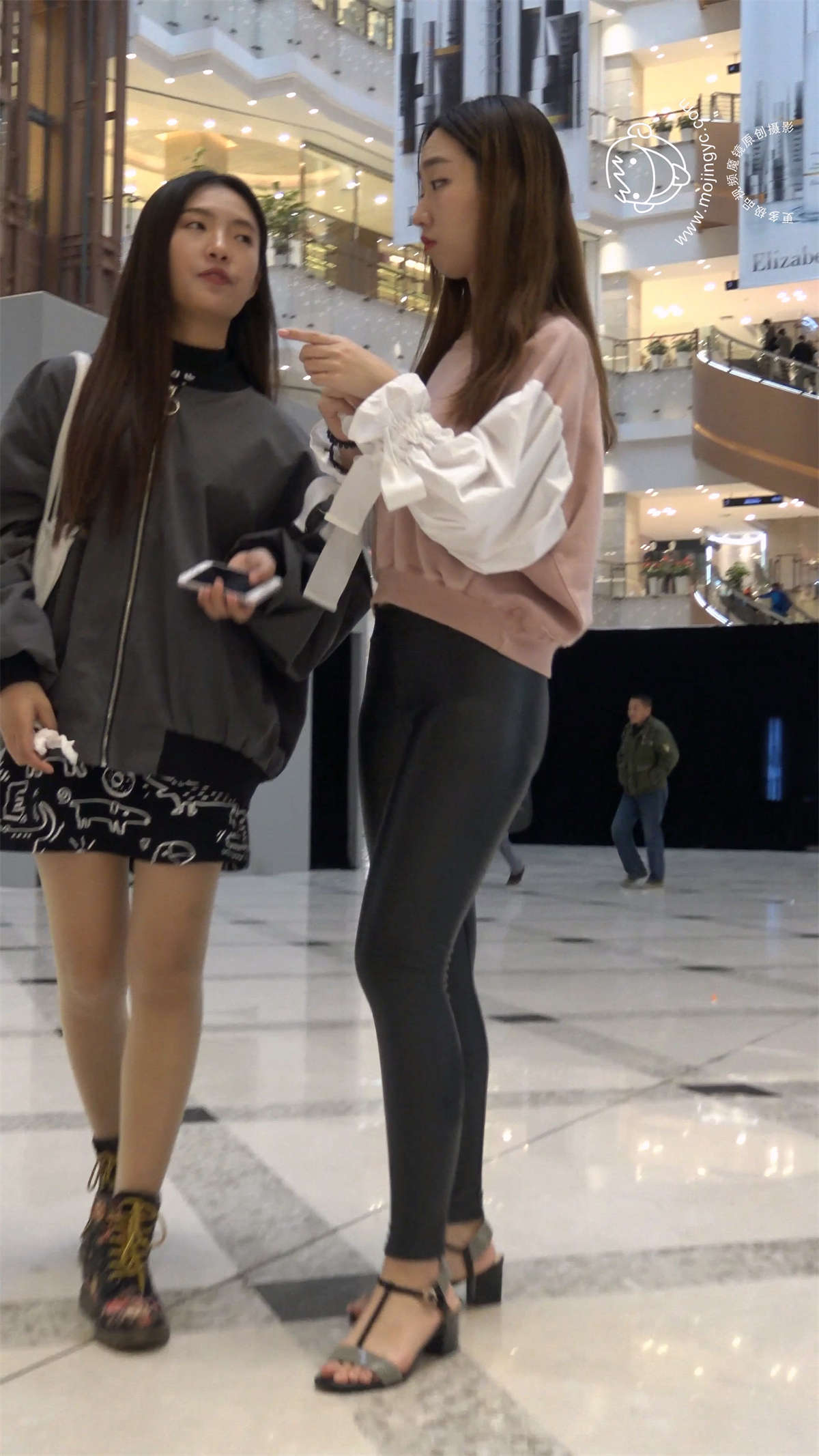 紧到让人无法呼吸的小清新皮裤-日更街拍