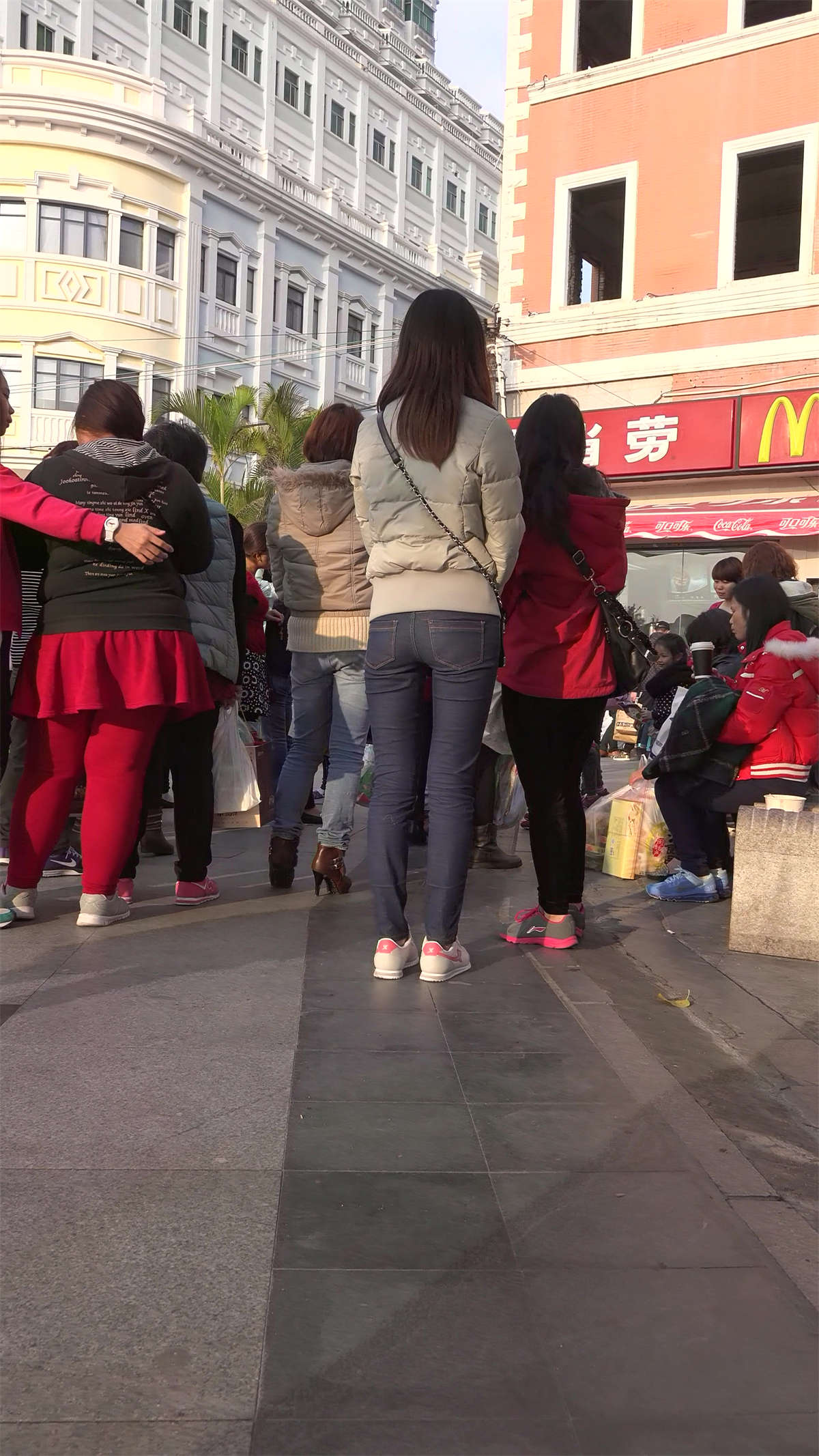 图片[2]-米色外套超级紧身牛仔裤漂亮美女姐姐-日更街拍