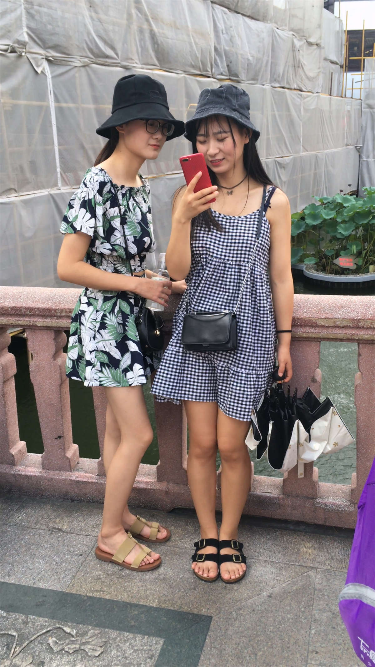 两位小清新美女很甜美-日更街拍