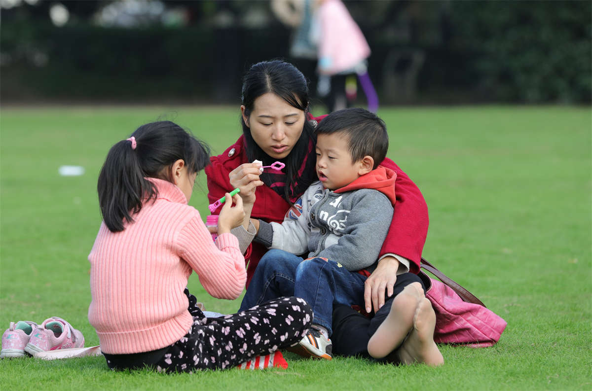 图片[2]-踏青公园街拍系列No.978 初春时节温柔少妇的一双醇香肉丝-日更街拍