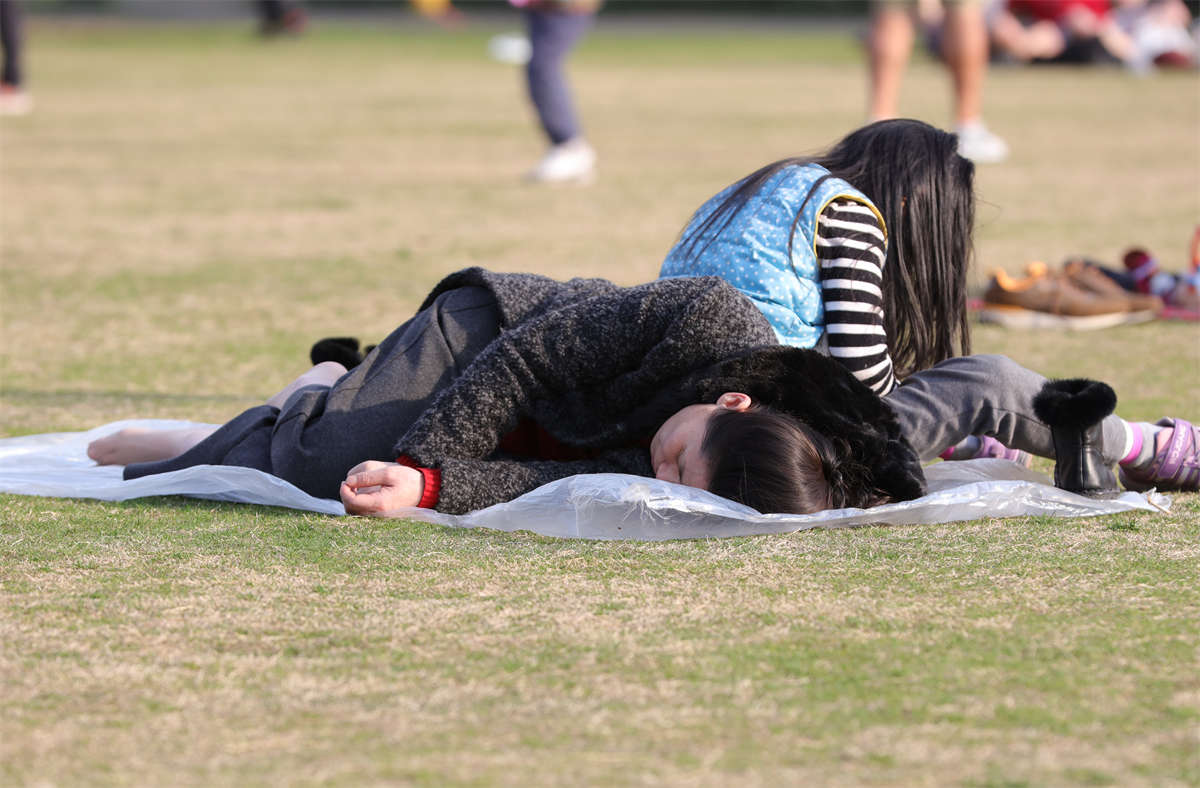 图片[2]-踏青公园街拍系列No.1753 没想到还穿着秋裤的女人，脚上的丝袜却薄到透明-日更街拍