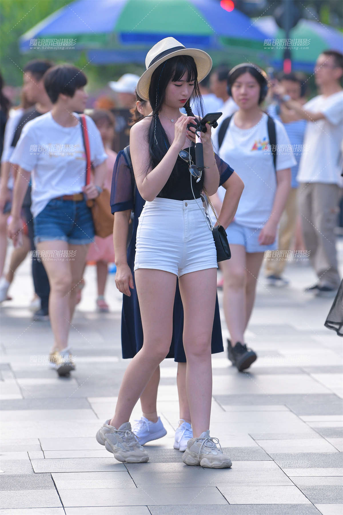 【视觉冲击赛贴】夏日炎炎，高腰紧身热裤美眉-日更街拍