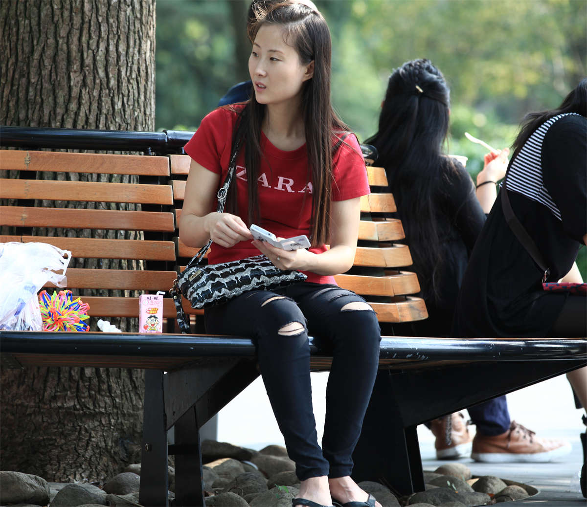 踏青公园街拍系列No.1242 小媳妇的坡跟人字拖，欲脱未脱-日更街拍