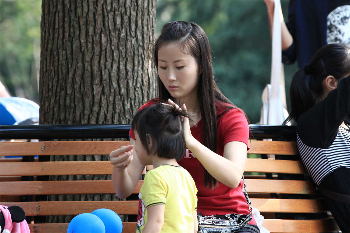 图片[2]-踏青公园街拍系列No.1242 小媳妇的坡跟人字拖，欲脱未脱-日更街拍