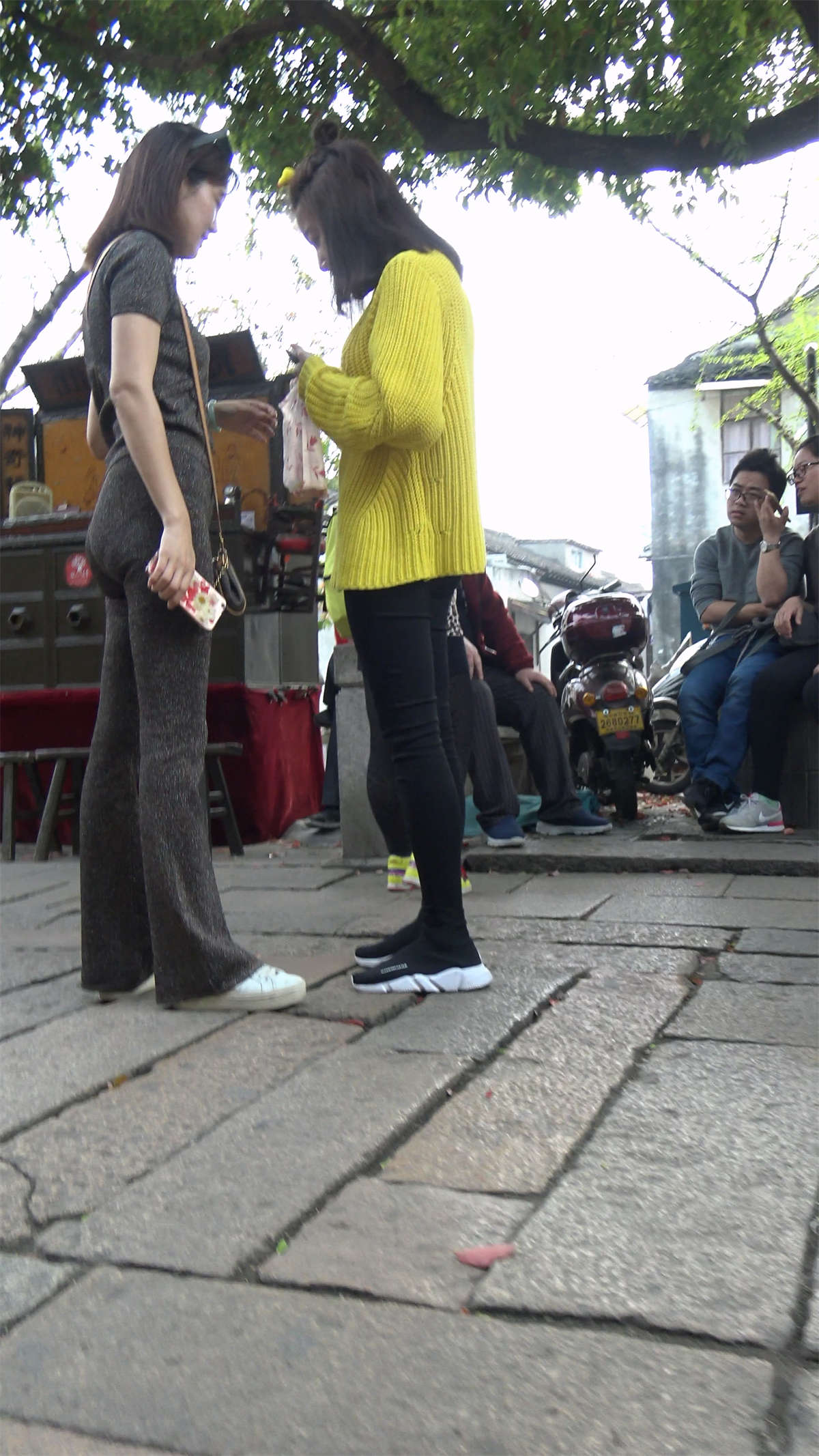 图片[2]-紧身裤美妇-日更街拍