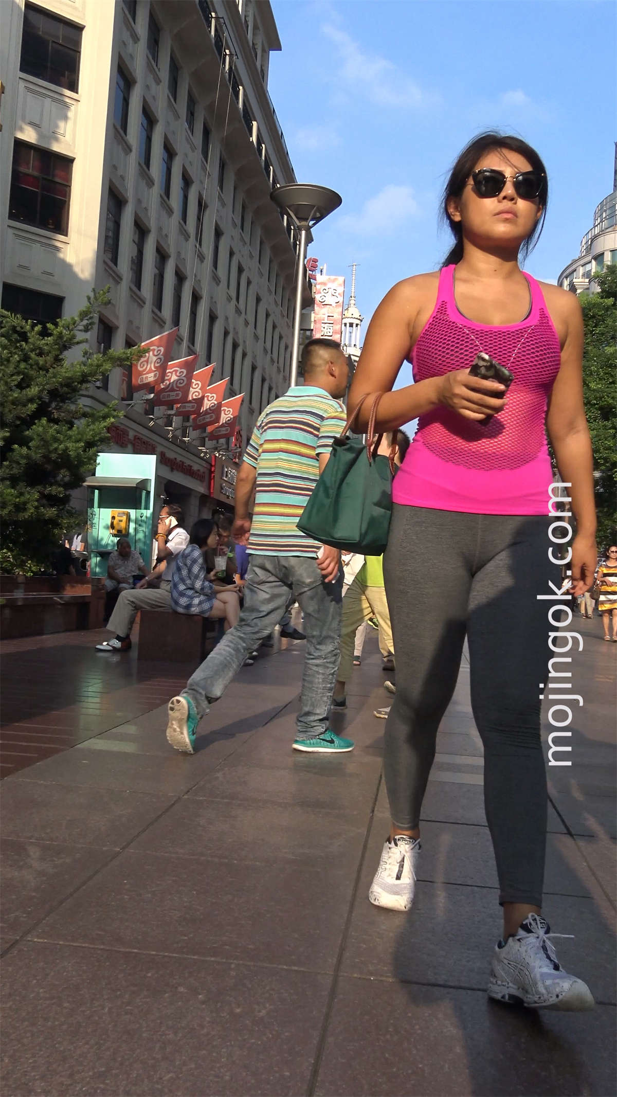 紧身弹力裤肉臀美妇-日更街拍