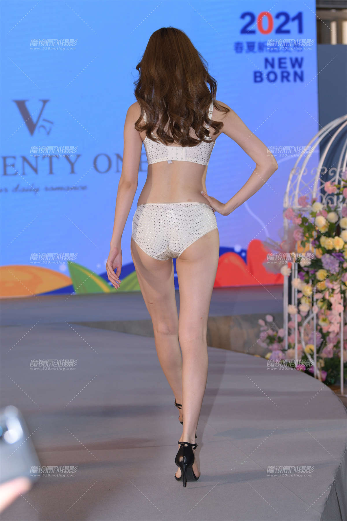 图片[2]-她的第一感觉有点像栁岩-日更街拍