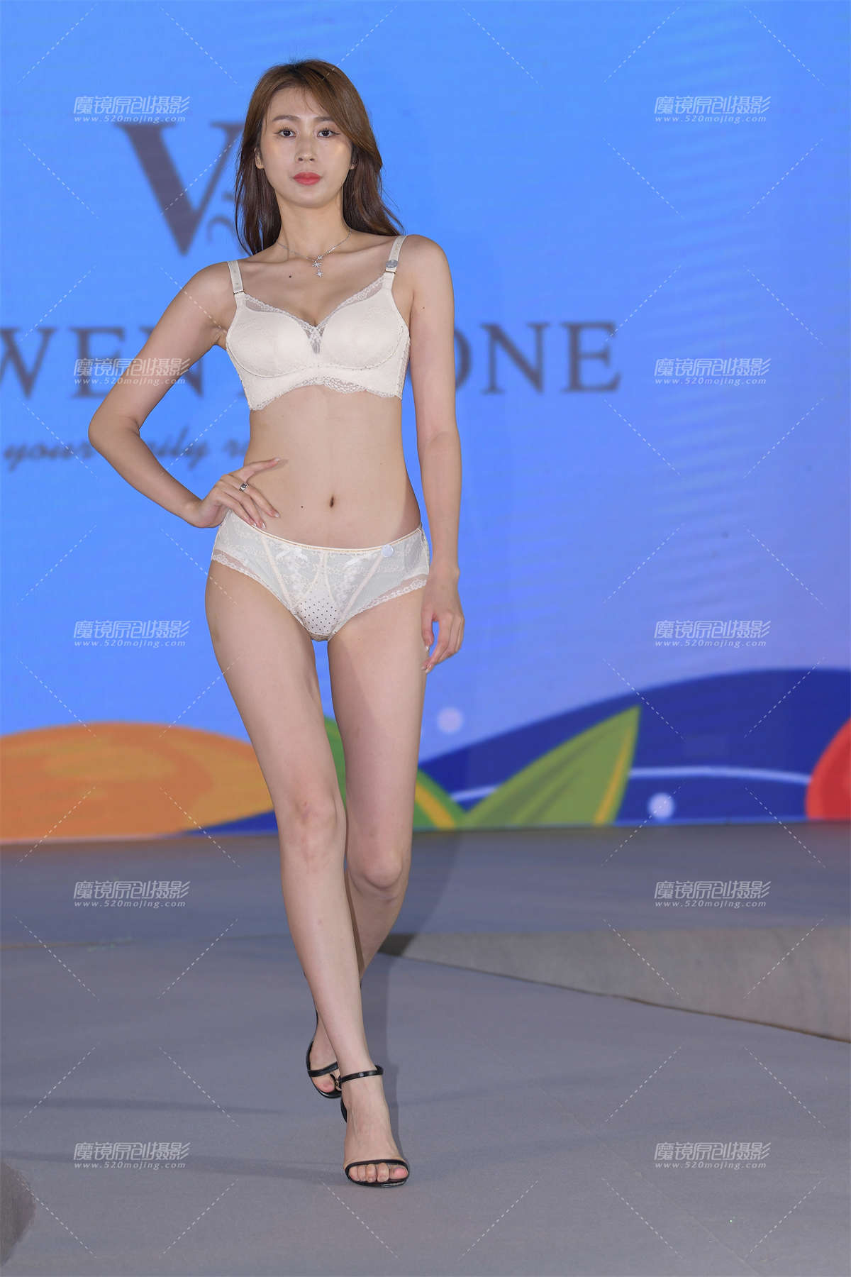 她的第一感觉有点像栁岩-日更街拍