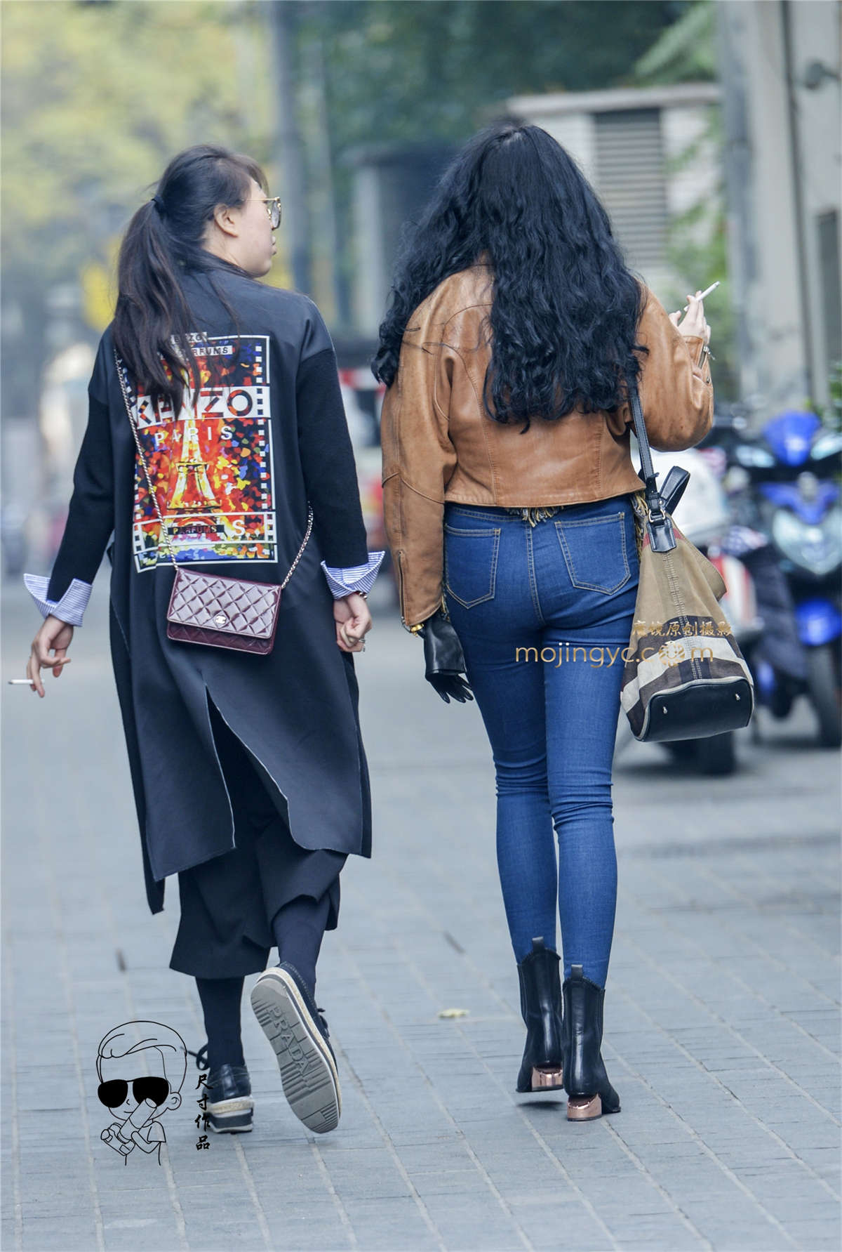 紧身牛仔裤包裹出美臀{2016年11月10日12p}-日更街拍